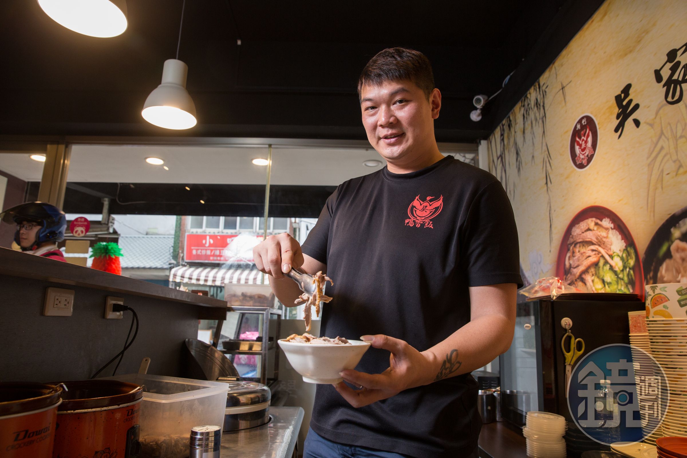 36歲的許黃傑5年前在昔日大哥帶領下在新竹路邊攤學鴨香飯，後來加盟大哥店創業，如今已有3家店，靠正當生意養家。