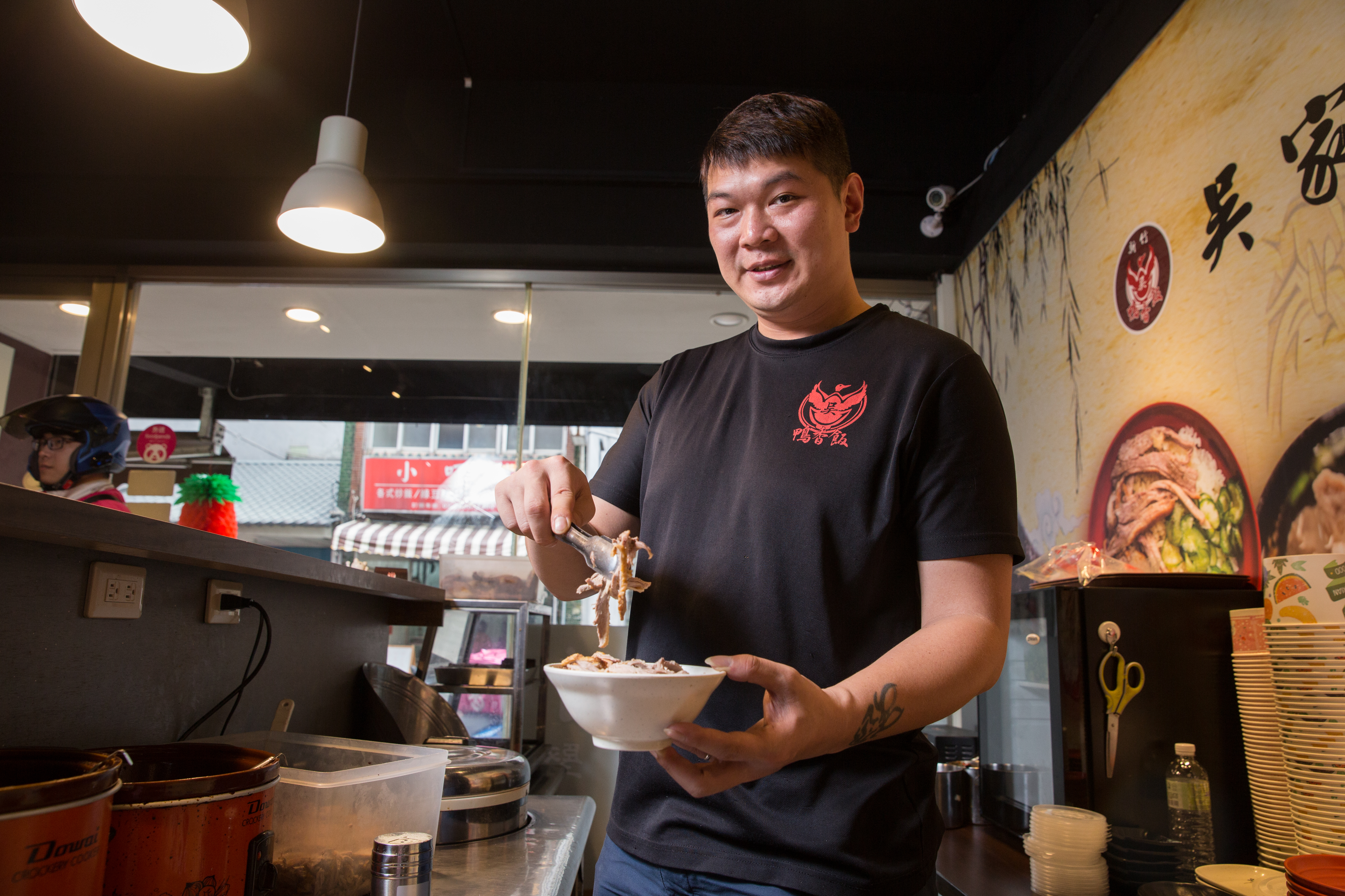 36歲的許黃傑5年前在昔日大哥帶領下在新竹路邊攤學鴨香飯，後來加盟大哥店創業，如今已有3家店，靠正當生意養家。