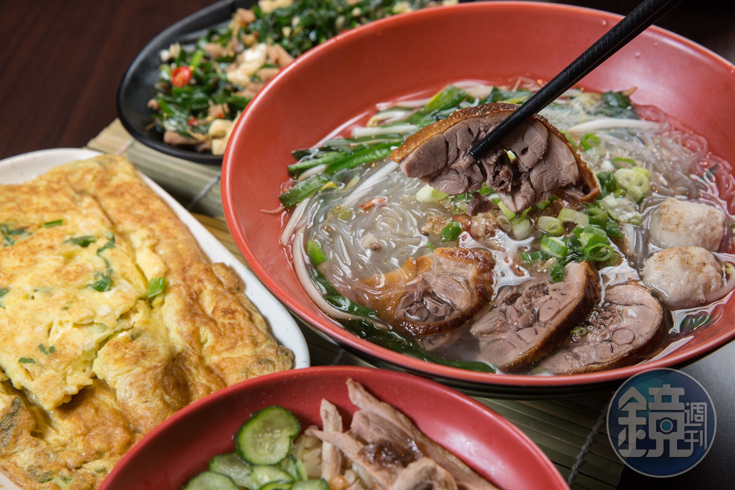 鴨肉冬粉，清湯裡有帶骨鴨肉的甘甜，配上油蔥，就是一碗古早味。（60元／大碗）
