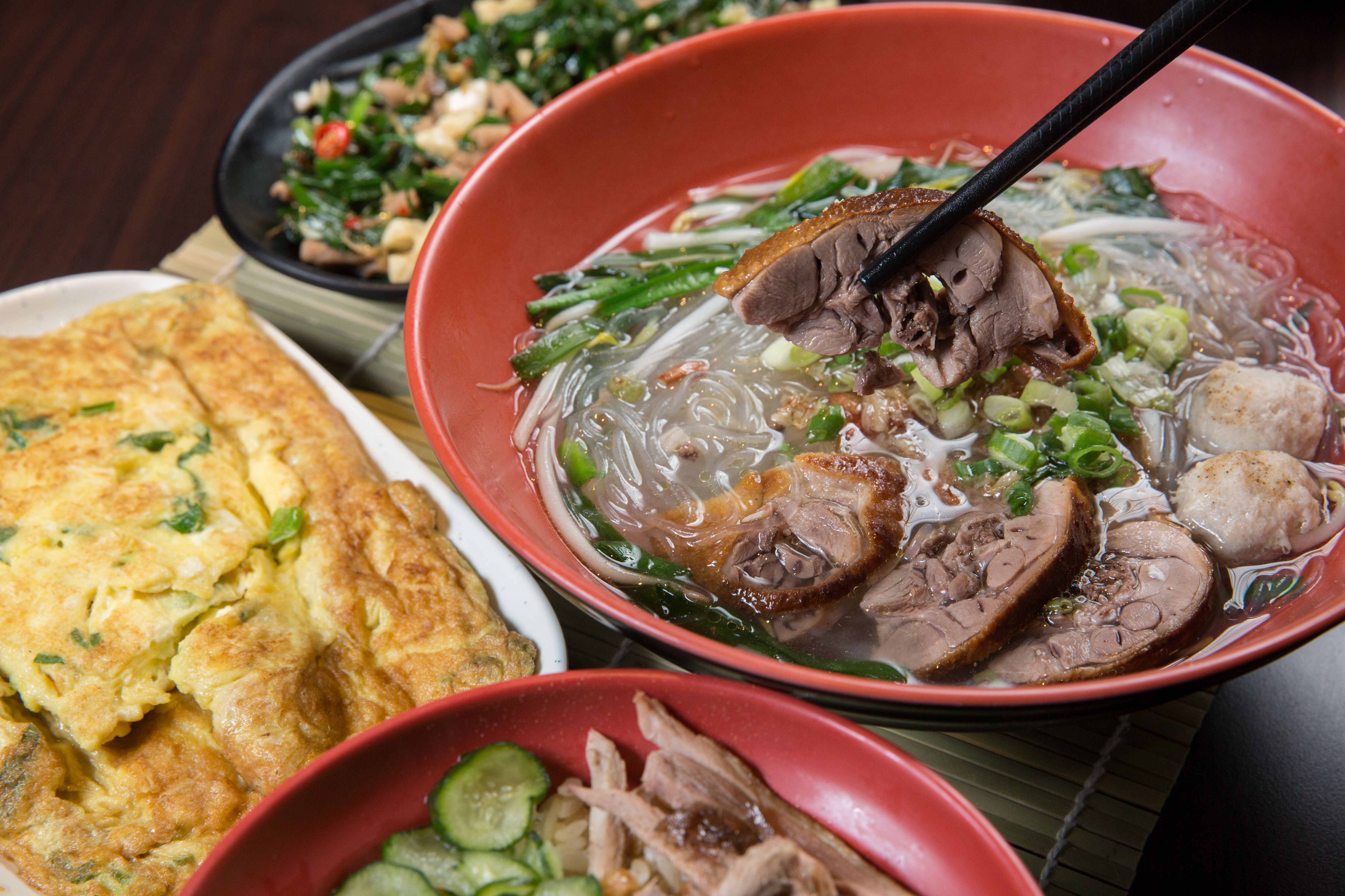 鴨肉冬粉，清湯裡有帶骨鴨肉的甘甜，配上油蔥，就是一碗古早味。（60元／大碗）