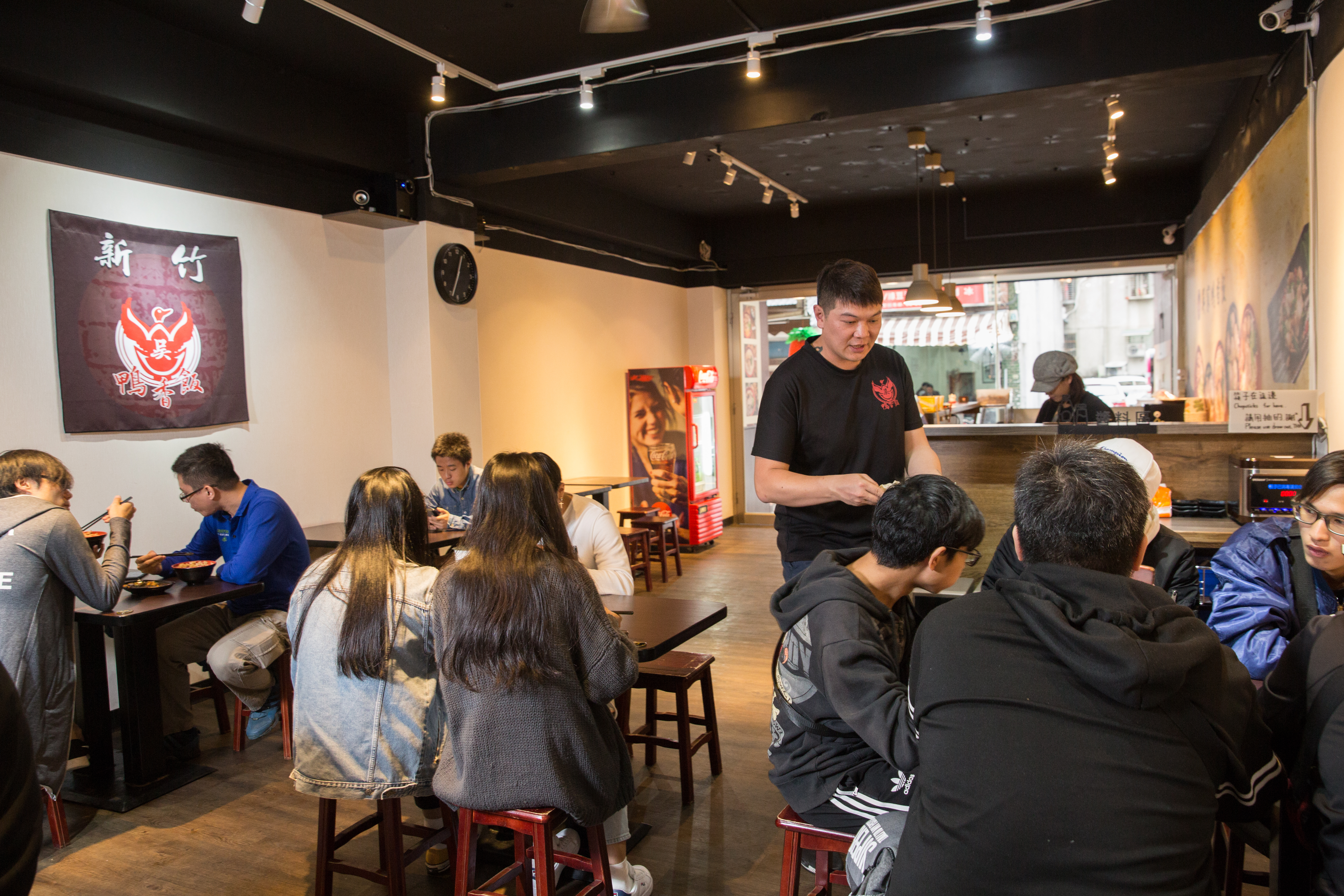 中午一到，位在林口老街的店裡湧入一批批學生，許黃傑快速幫忙出餐。