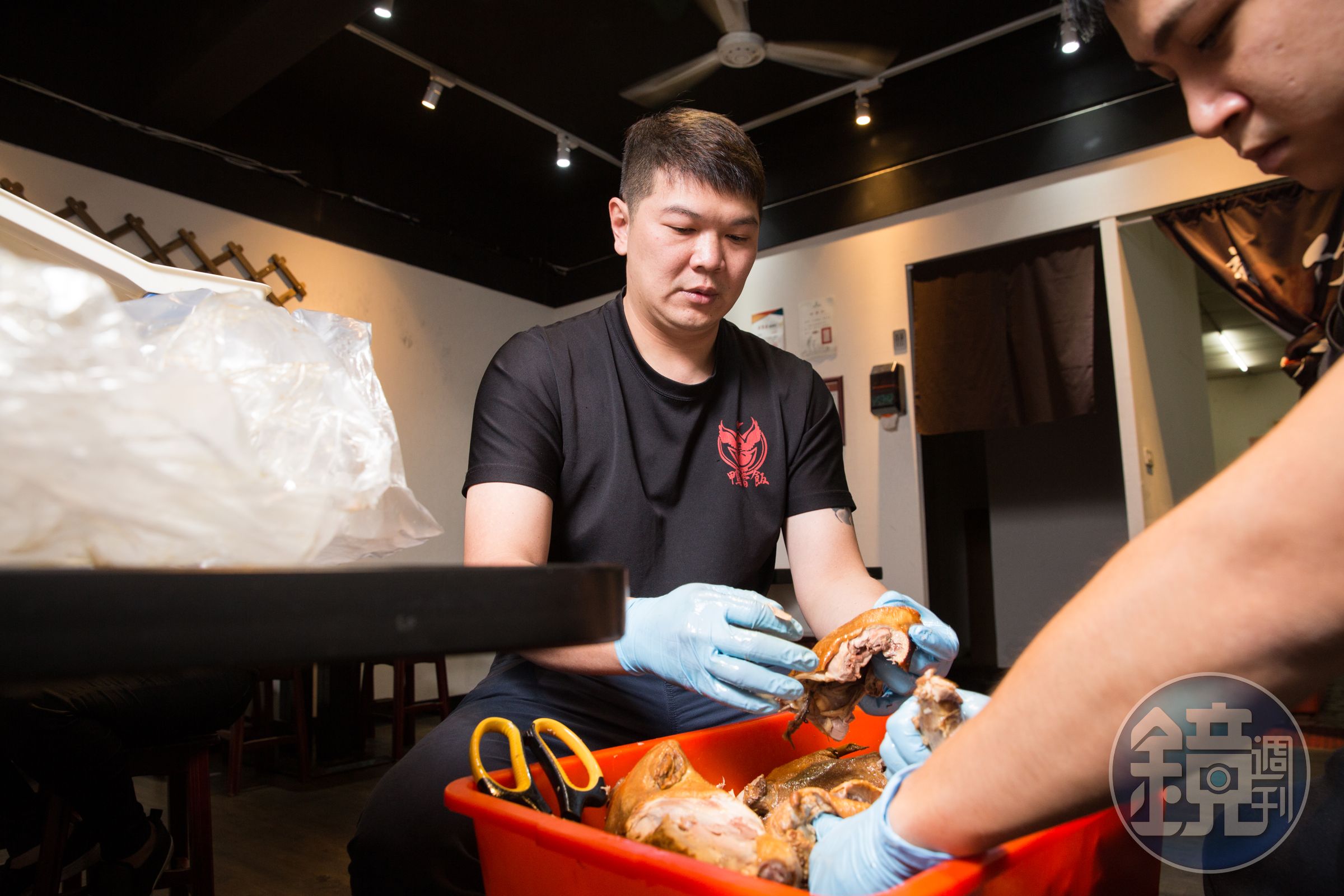 許黃傑與員工每天現煮現燻現剝鴨肉絲，一碗5、60元的鴨肉飯，其實很費工。