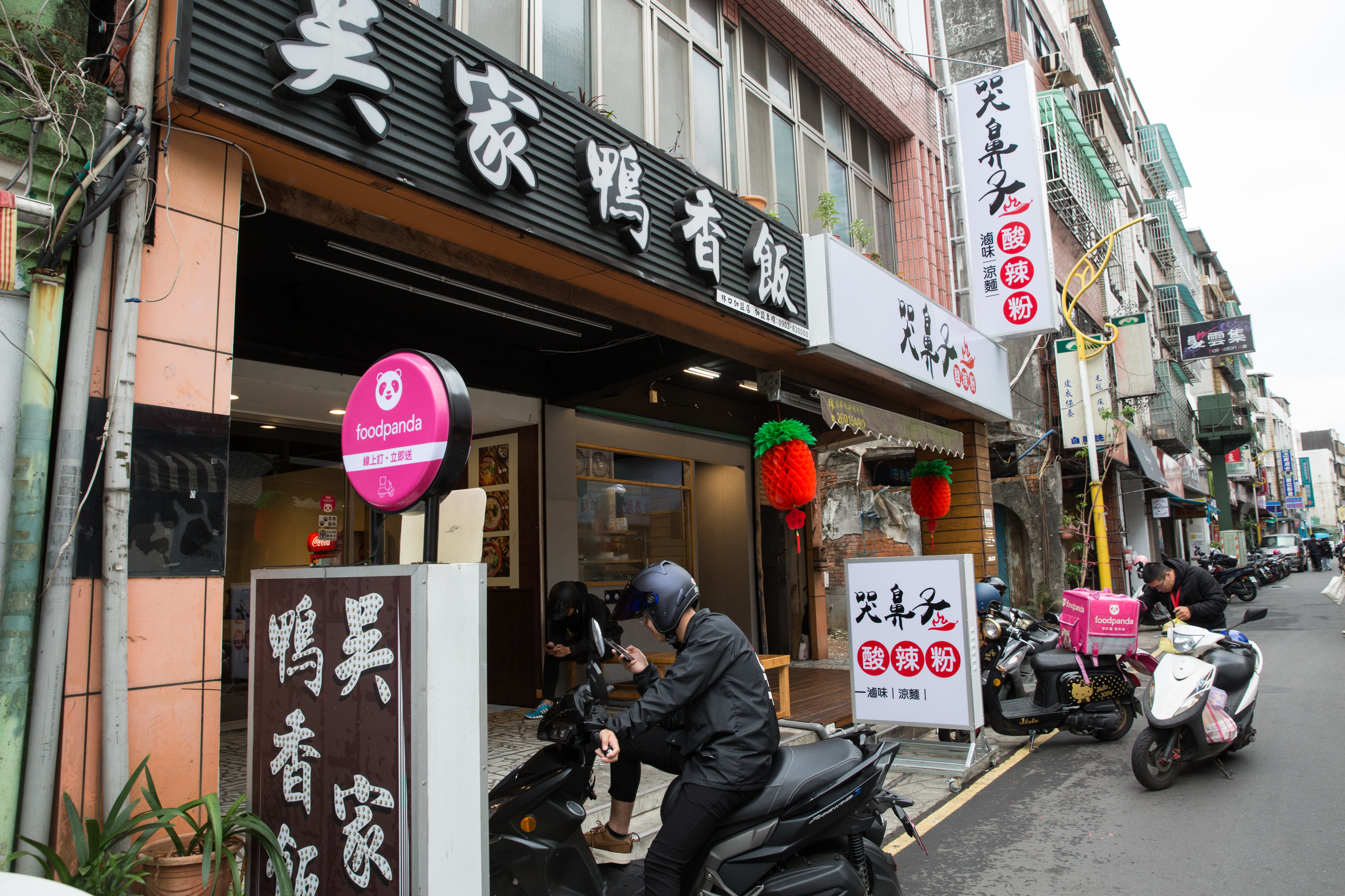 店門口也有不少外送員在等餐，大多是送往附近工廠。