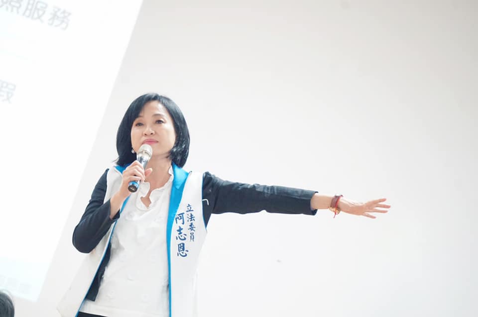 柯志恩被本刊踢爆使用公務車跑選舉,她今日受訪回應。(翻攝自柯志恩臉書)