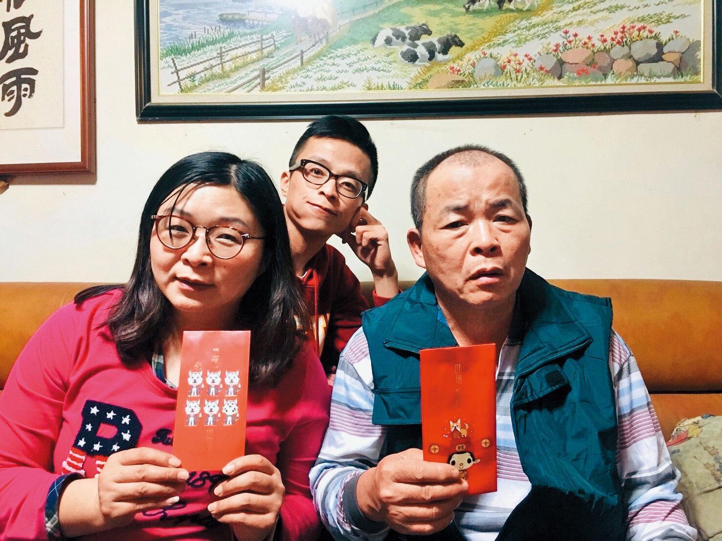 去年過年時,吳張鴻(後)包紅包給爸媽。 他自承有段時間很害怕過年, 只能當成義務去完成, 總是排班早早回台北開工。(吳張鴻提供)