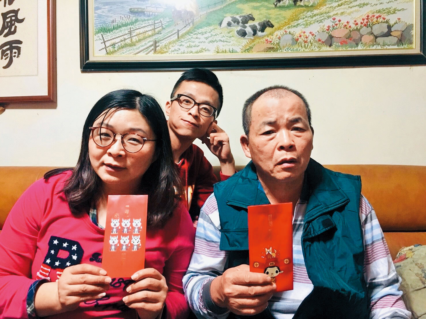 去年過年時,吳張鴻(後)包紅包給爸媽。 他自承有段時間很害怕過年, 只能當成義務去完成, 總是排班早早回台北開工。(吳張鴻提供)