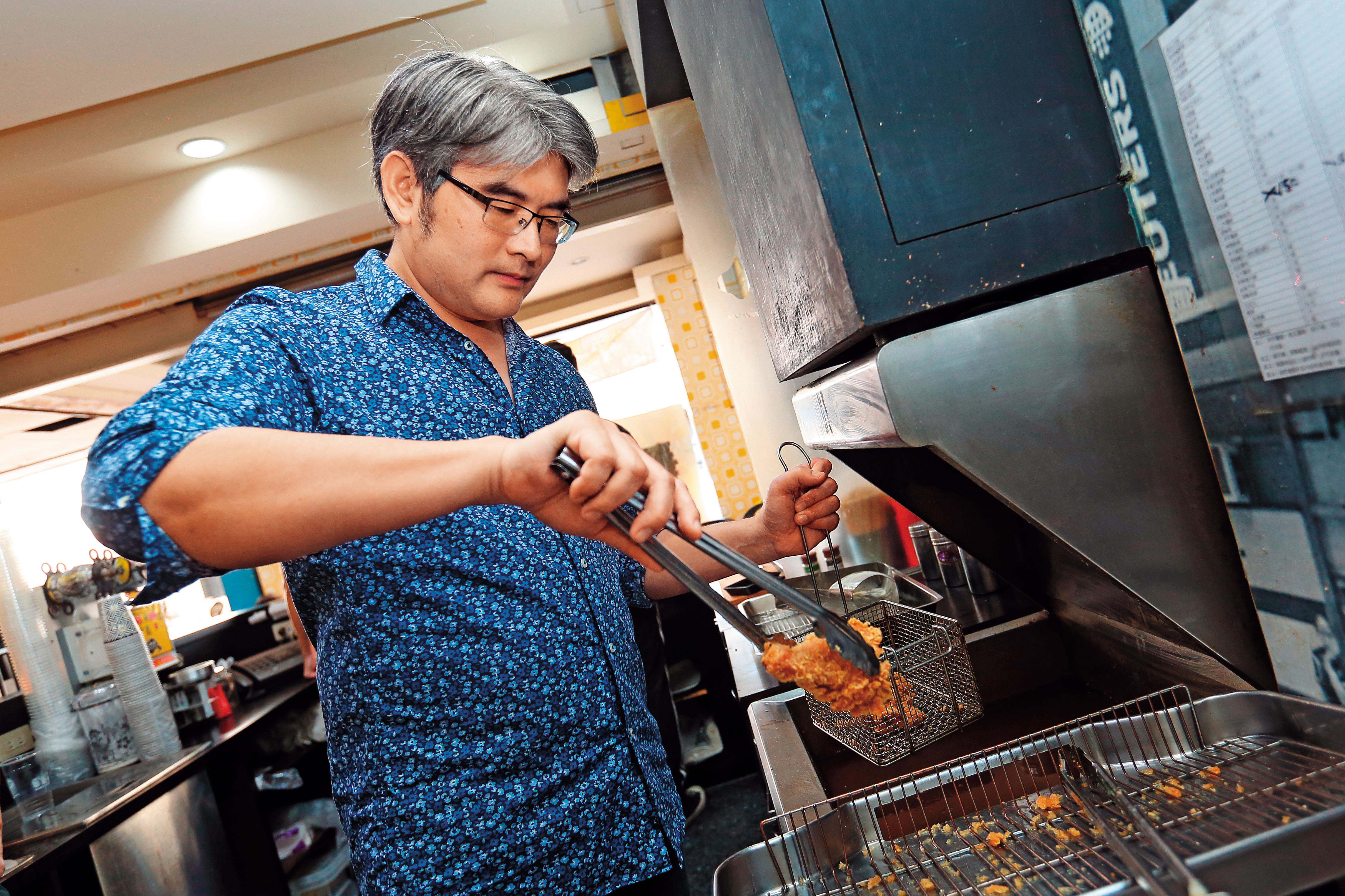 炸雞茶飲連鎖店老闆楊忠憲，近5年練就一套多空轉折操作術，已從台股提款千萬元。