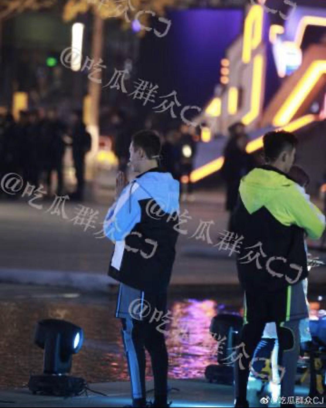 同場錄影的港星陳偉霆等人在旁雙手合十,表現得相當擔心。(翻攝自吃瓜群眾CJ微博)
