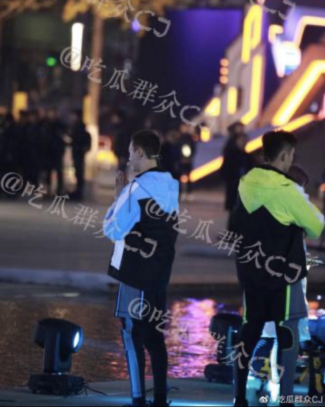 同場錄影的港星陳偉霆等人在旁雙手合十,表現得相當擔心。(翻攝自吃瓜群眾CJ微博)