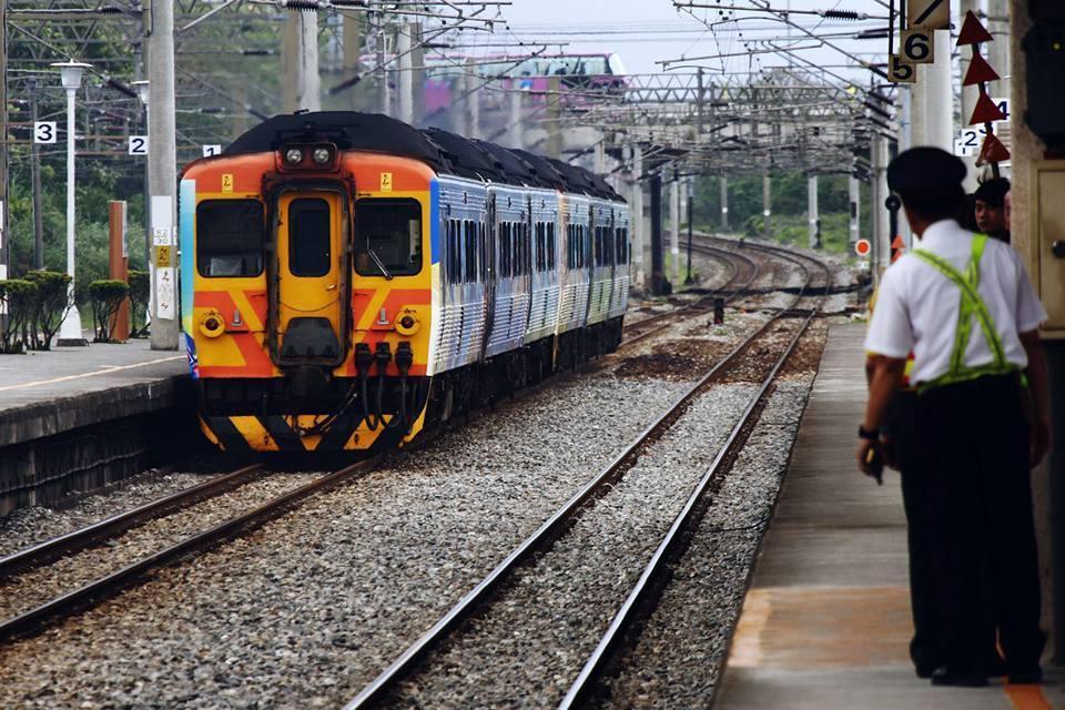 台鐵意外因為「查車票」而查出列車長的小三姦情,讓眾人相當驚訝。(翻攝台鐵臉書,圖中人物皆非當事人)