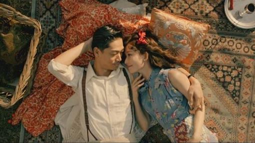 林志玲（右）合體老公AKIRA（左）放閃，為AKIRA的師弟團三代目J SOUL BROTHERS拍攝新歌《冬空/White Wings》MV。