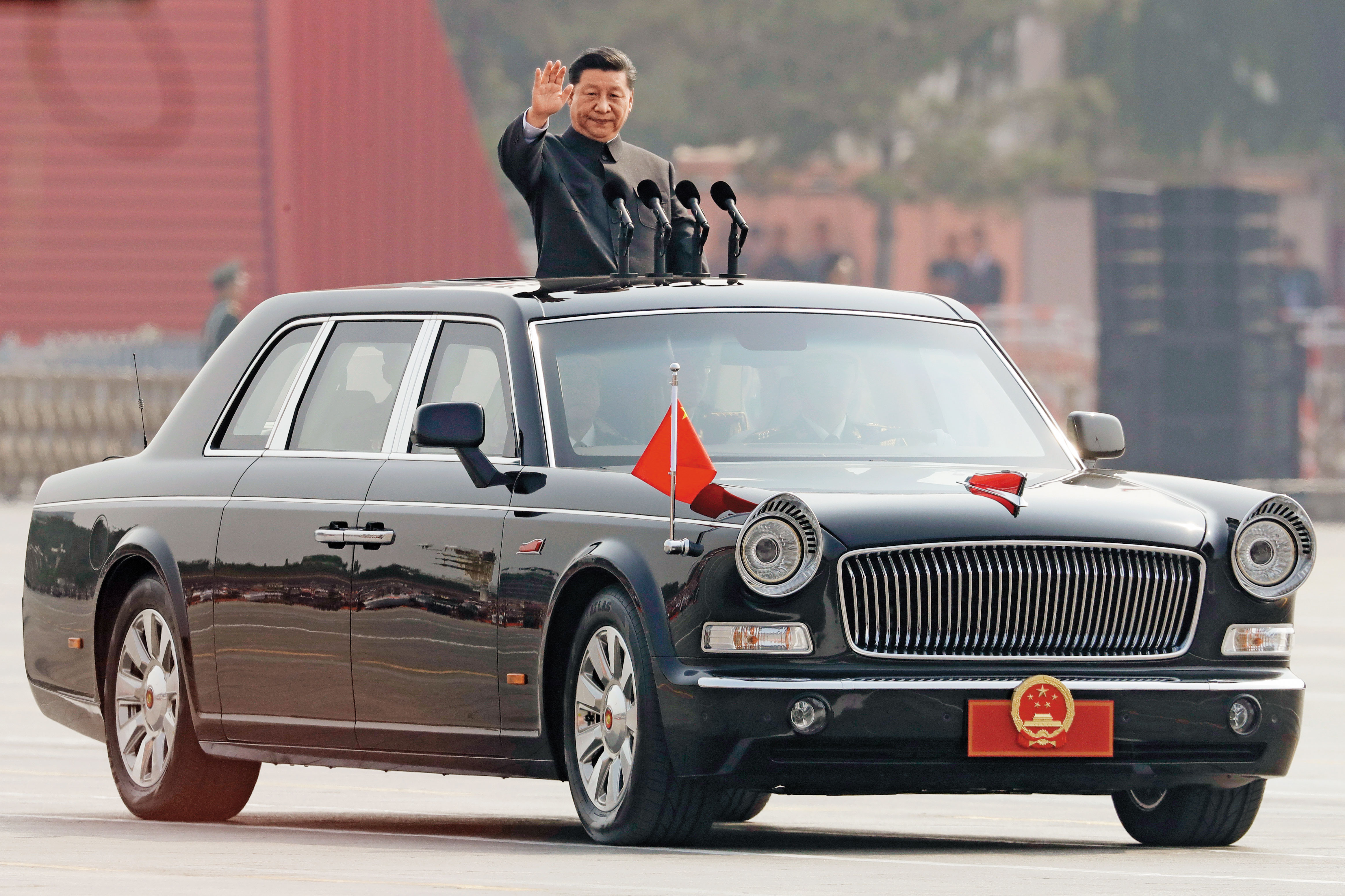 中國國家主席習近平今年10月1日閱兵時搭乘的紅旗轎車，就是使用英利生產的儀表板骨架。（達志影像）