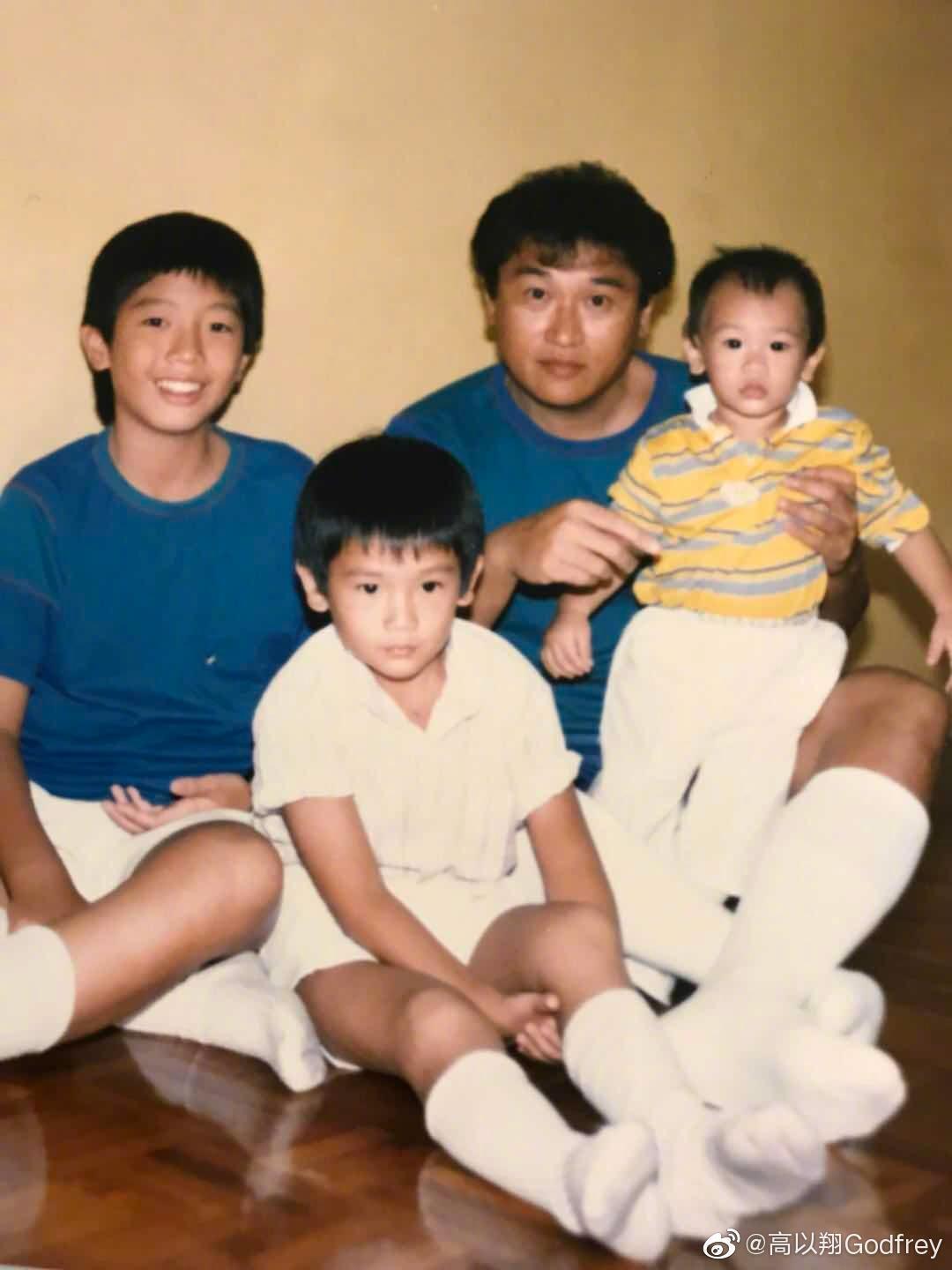 今年父親節高宇橋在臉書po出兄弟三人和父親的合照。(翻攝自高宇橋臉書)