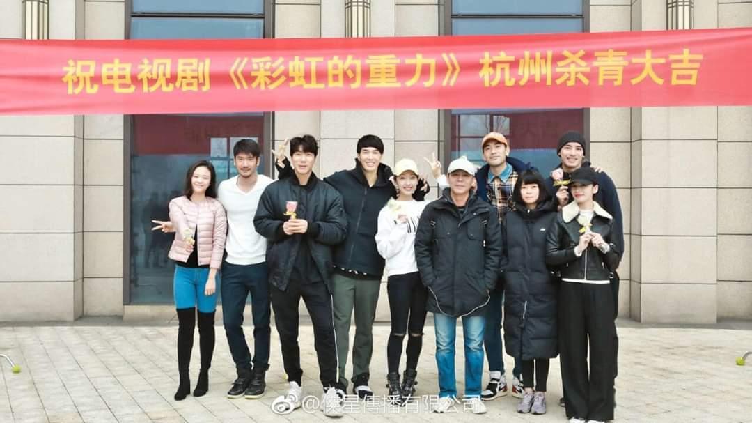 高宇橋(左二)客串演出高以翔(後排右二)主演的《彩虹的重力》。(翻攝自高宇橋臉書)