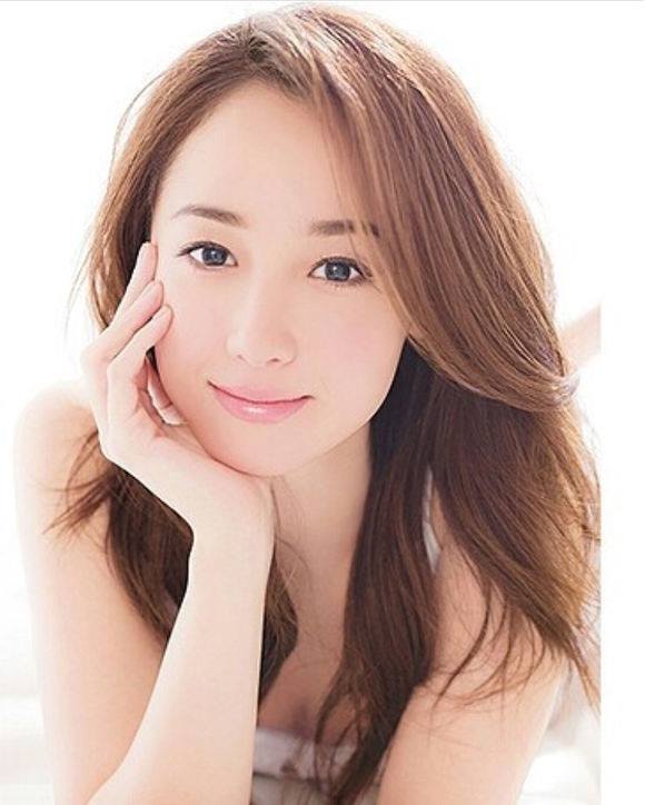 澤尻英龍華被爆迷上大麻性愛。（翻攝自澤尻英龍華臉書粉絲專頁）