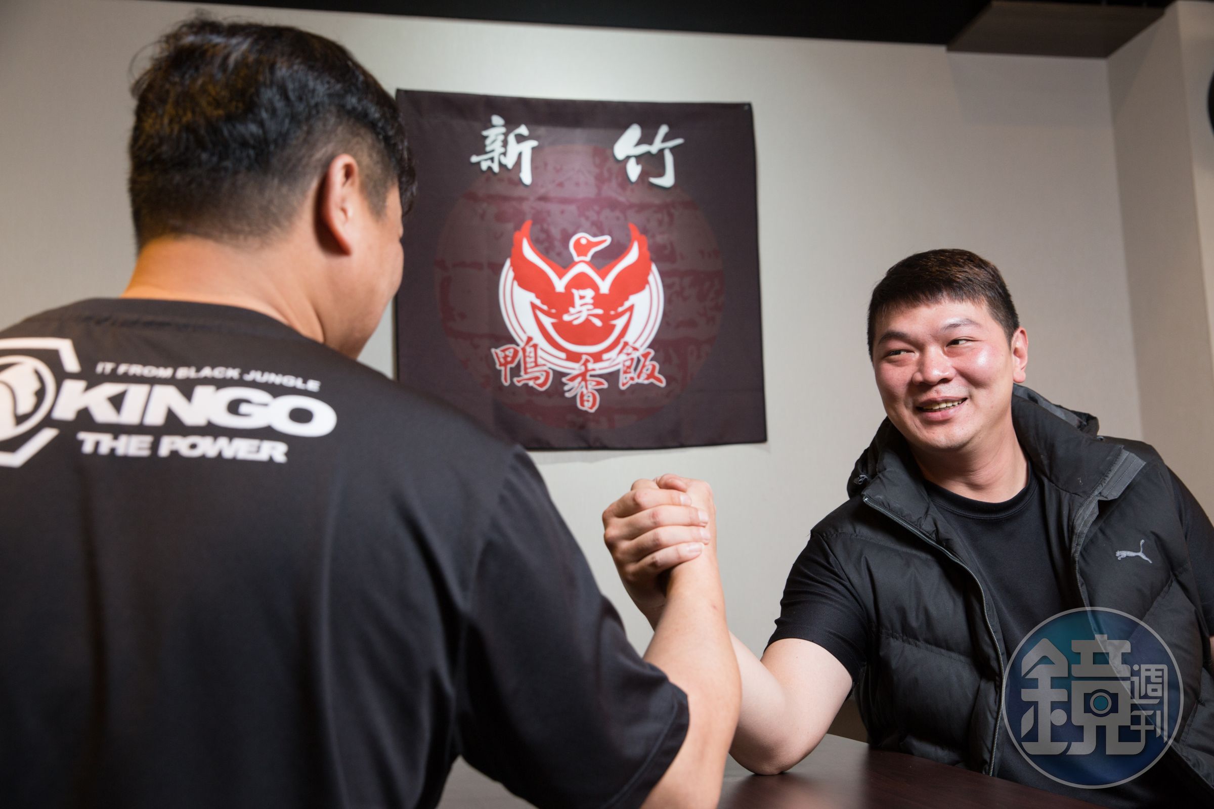 賢哥跟許黃傑兩人的另一半都曾在科技廠上班，兩人不約而同說：「可能因為太太比較顧家，我們混久了也會心虛，覺得要為家庭改變。」
