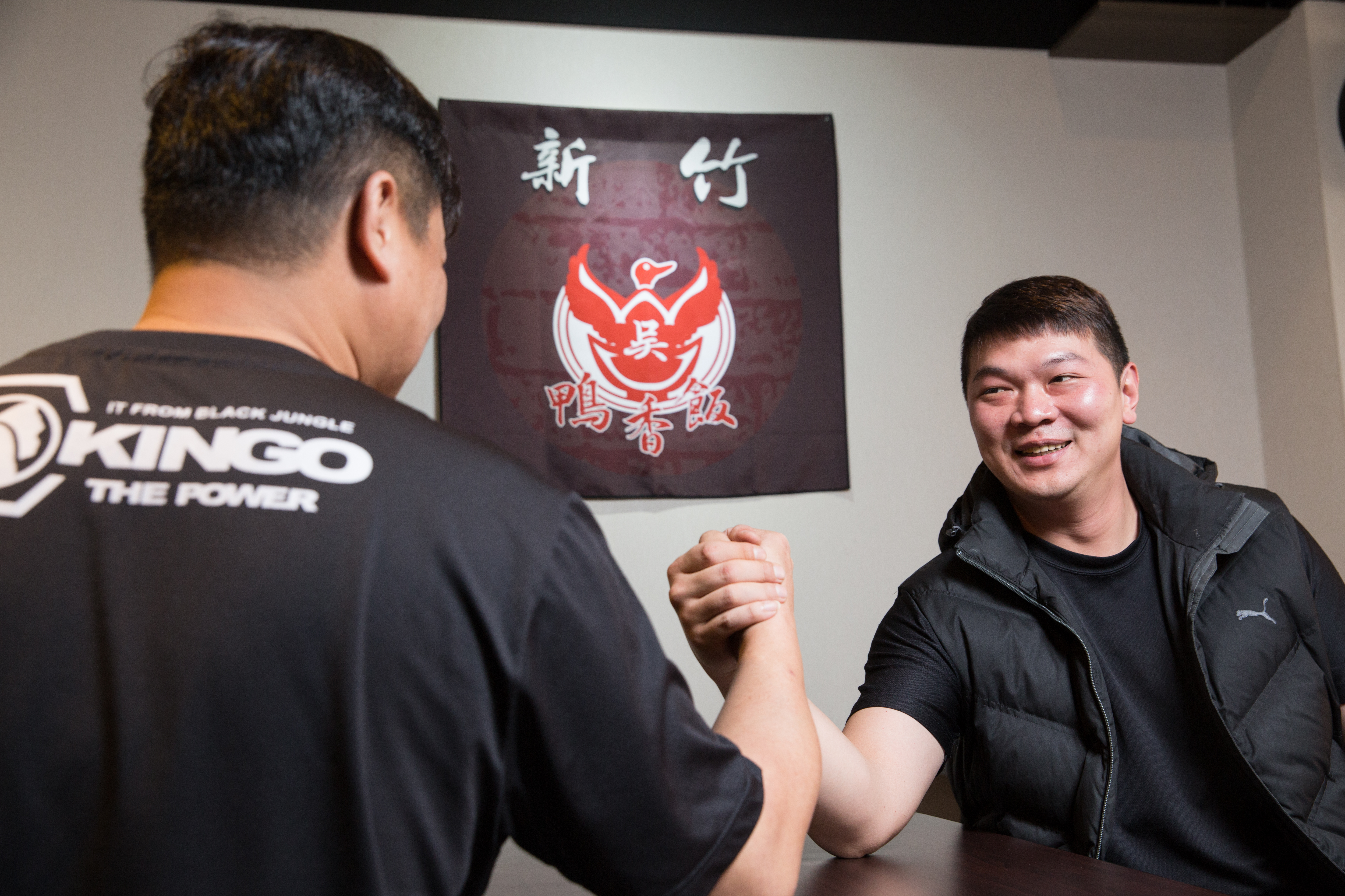 賢哥跟許黃傑兩人的另一半都曾在科技廠上班，兩人不約而同說：「可能因為太太比較顧家，我們混久了也會心虛，覺得要為家庭改變。」