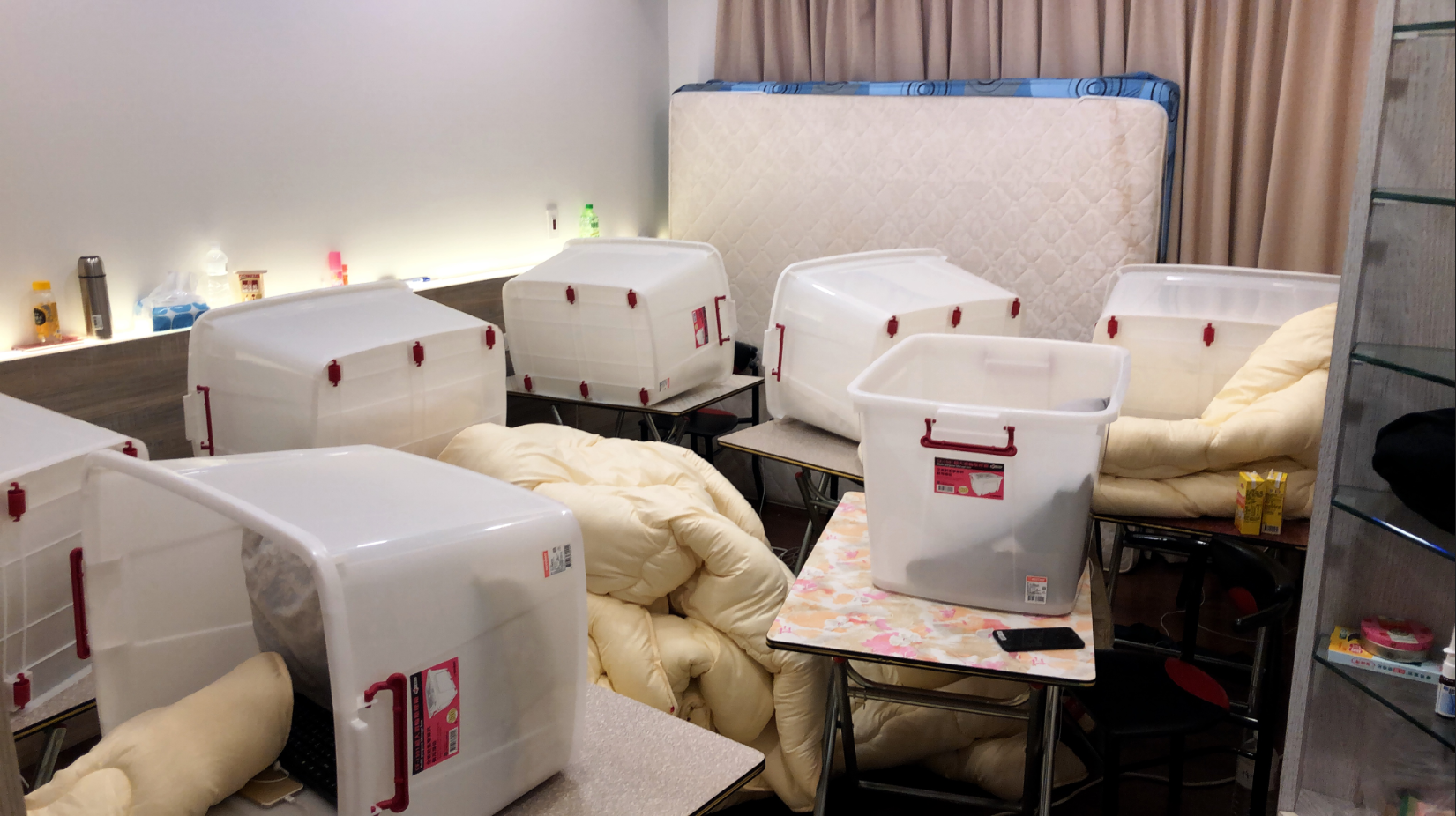 劉嫌等人用透明箱、棉被作為隔音設備。(翻攝畫面)
