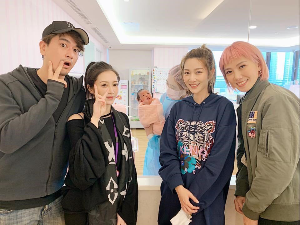 潘逸安邀請謝承均（左1）、林佑星（左2）、Mei（右1）、阿弟（右2）日前到產後護理之家探望女兒米估。（艾迪昇提供）
