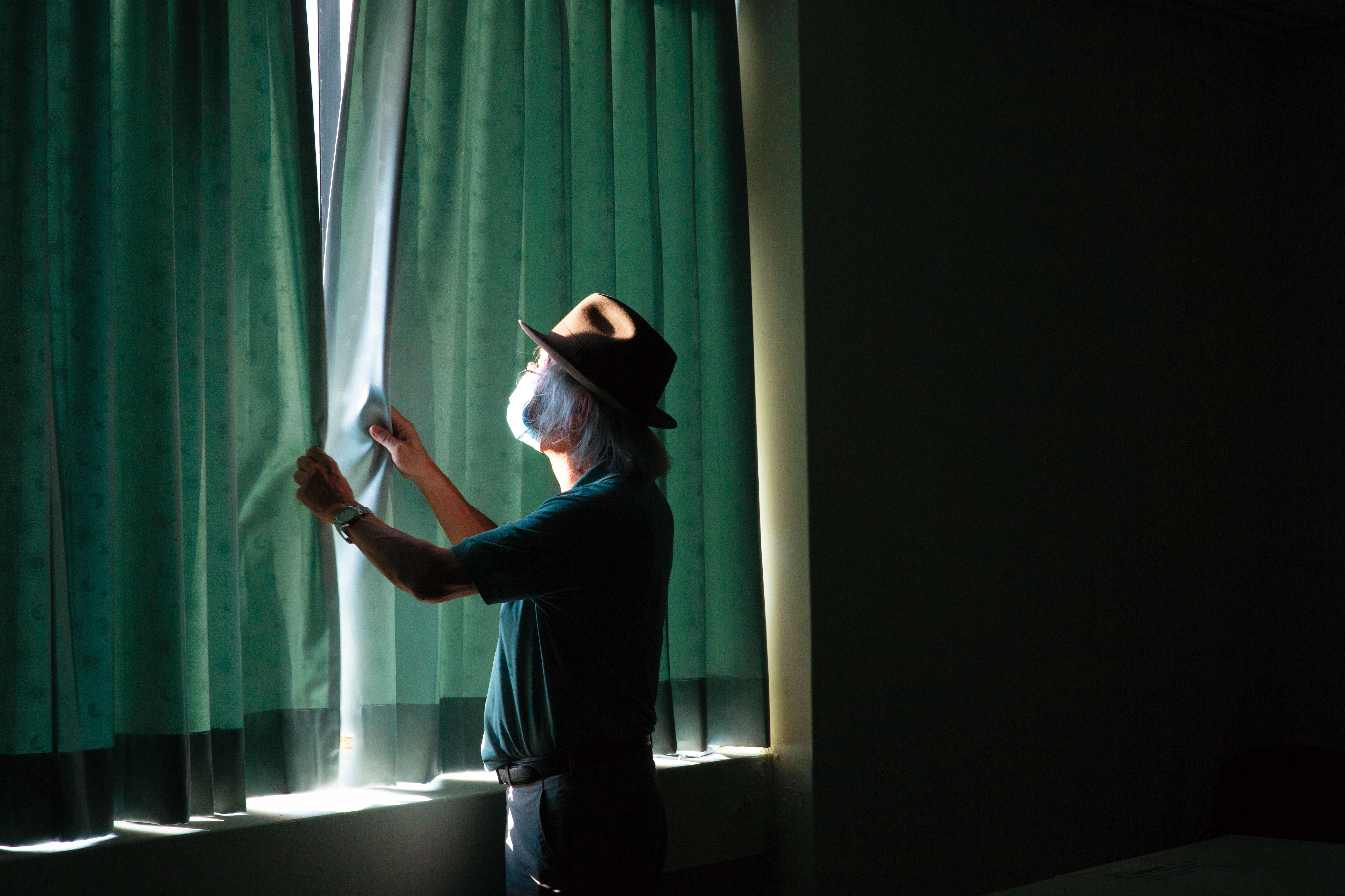 愛滋病在1981年出現時，曾有「20世紀黑死病」之稱，駭人的稱號加上多數由性行為感染，引發公眾的道德恐慌，各種荒誕不經的傳聞至今未息，也把感染者關進了黑暗中。