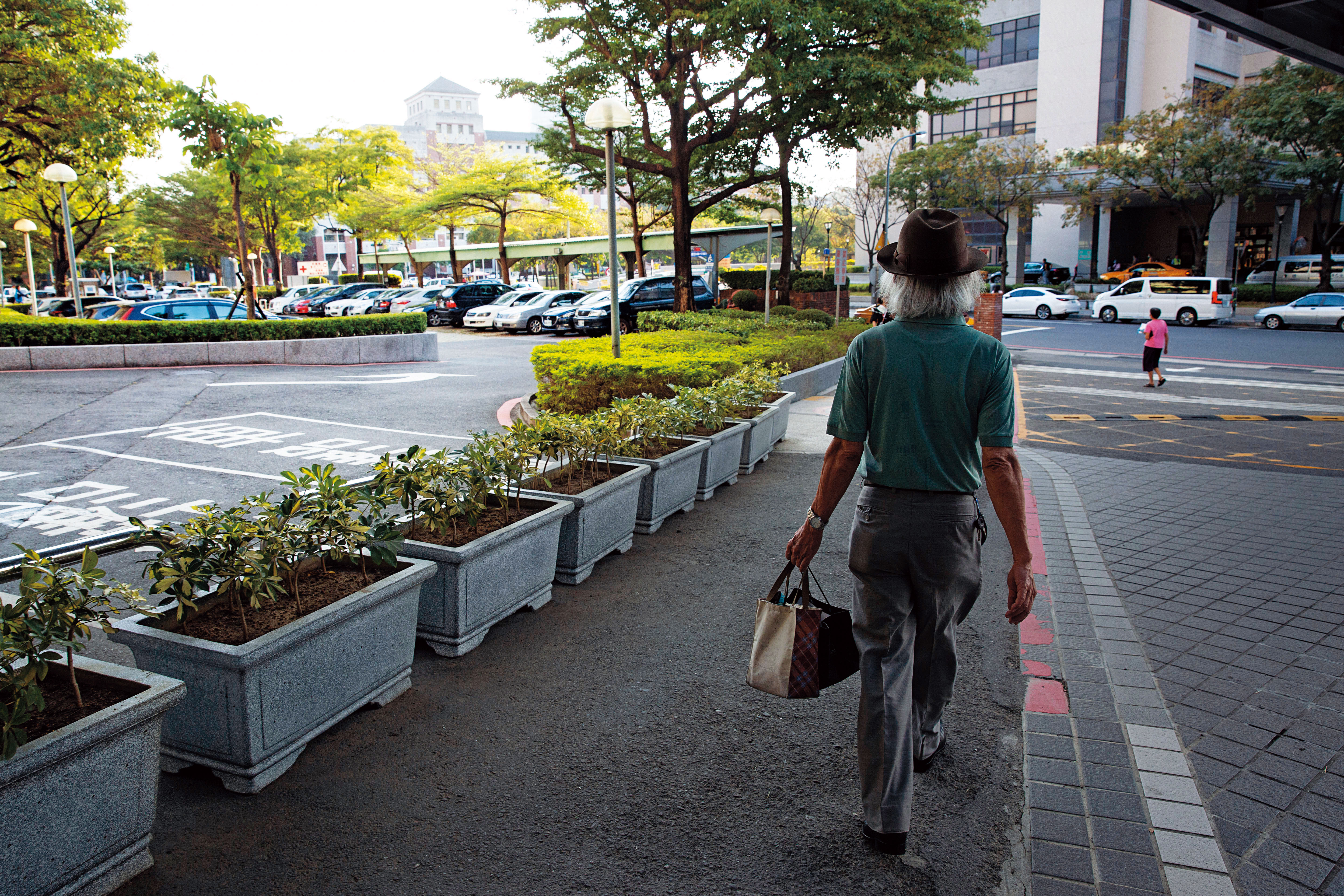 Ken說，他在愛滋病發病5、6年後才走出低潮，後來決定開計程車，因為「比較自由，而且不會有同事，不然或多或少都會問起。」