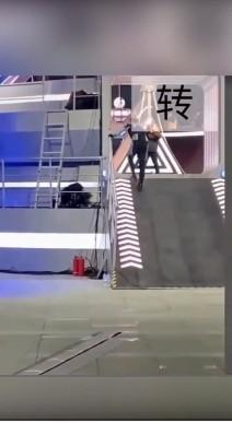 高以翔跑上斜坡,高大的身體已經彎下腰來,手還必須著欄杆助力。(圖/翻攝自微博/新浪娛樂)