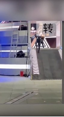 高以翔跑上斜坡，高大的身體已經彎下腰來，手還必須著欄杆助力。（圖／翻攝自微博／新浪娛樂）