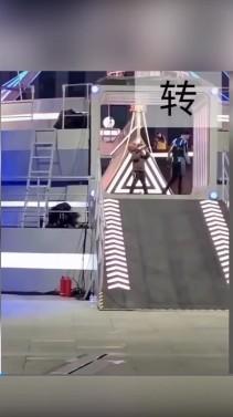 儘管高以翔很勉強爬上斜坡,他還是努力繼續往前,直到消失在轉角。(圖/翻攝自微博/新浪娛樂)