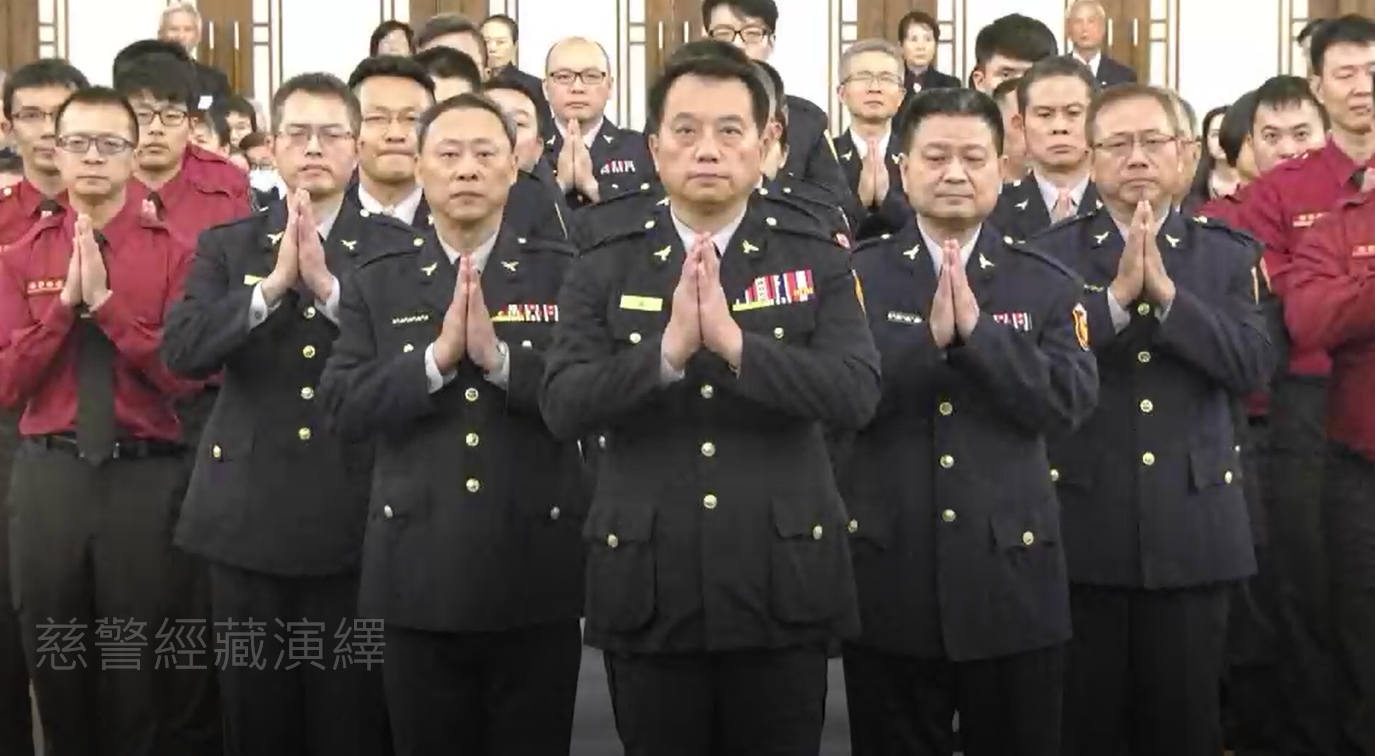 高階警率團參加法會，卻著制服跳舞。（翻攝畫面）