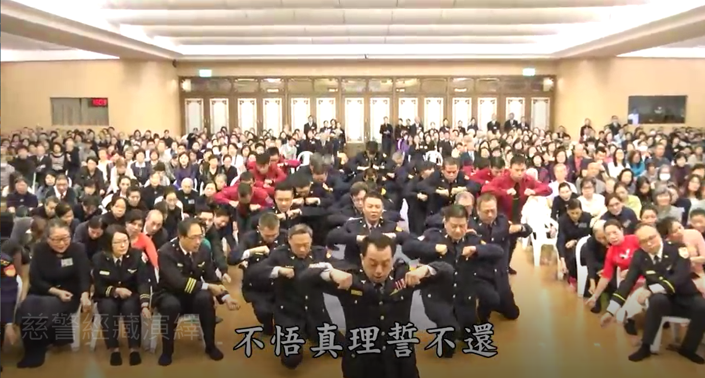 警消比劃出的舞蹈動作相當滑稽。（翻攝畫面）