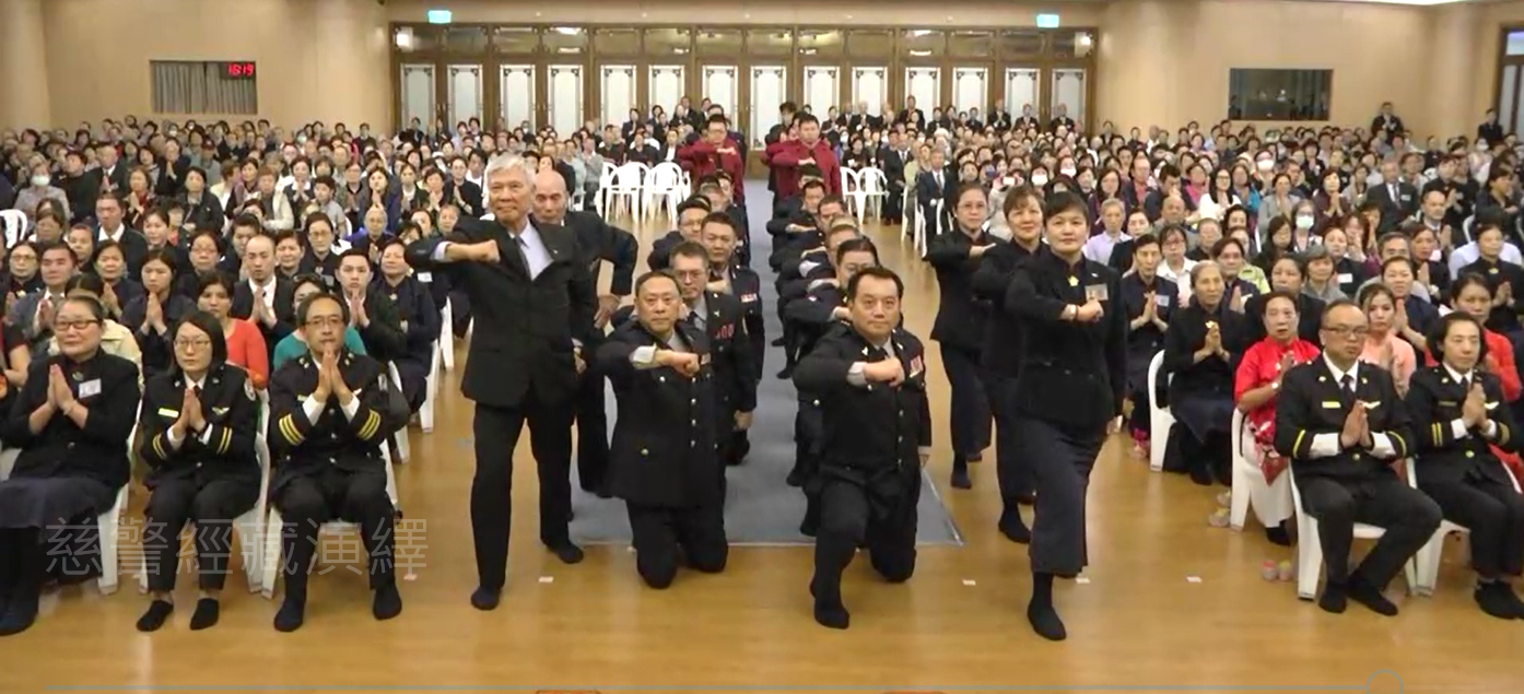 警消採跪姿大聲激勵,動作表情相當尷尬。(翻攝畫面)