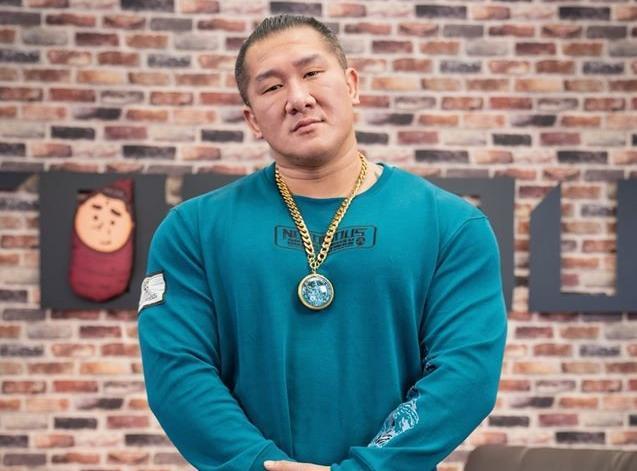 館長宣布退出格鬥界,同時在直播上也表達了對圈內的失望。(翻攝自館長臉書)