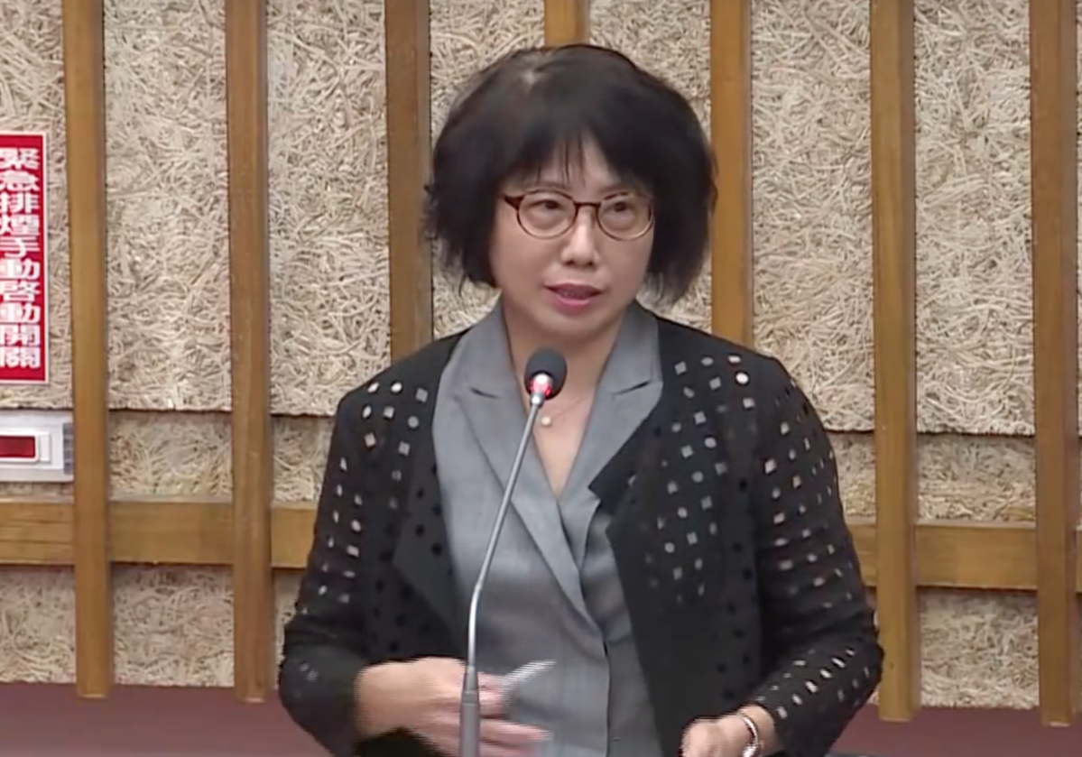 高美蘭先是被週刊爆出閃辭可能原因，如今再爆根本沒請辭。（翻攝自質詢畫面）