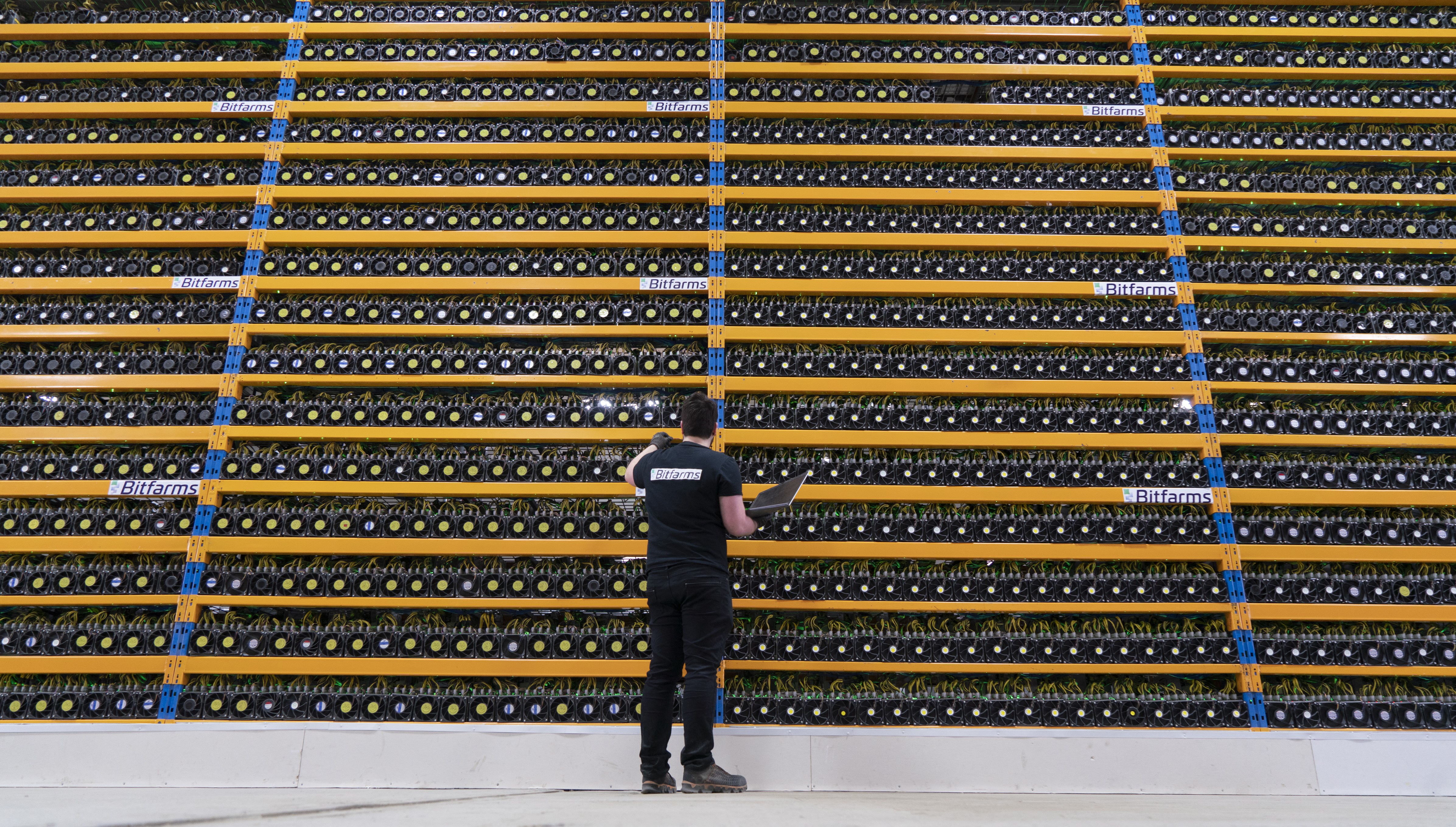 比特幣挖礦機在投機客的眼中就形同一台台印鈔機。（東方IC）