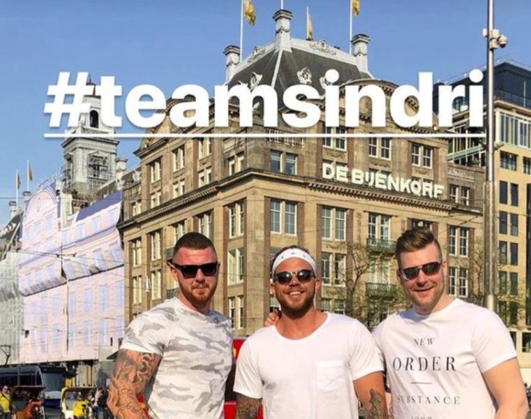 Stefansson（右）與同夥在荷蘭知名百貨前自拍，引來警方循線逮捕。（翻攝自IG）