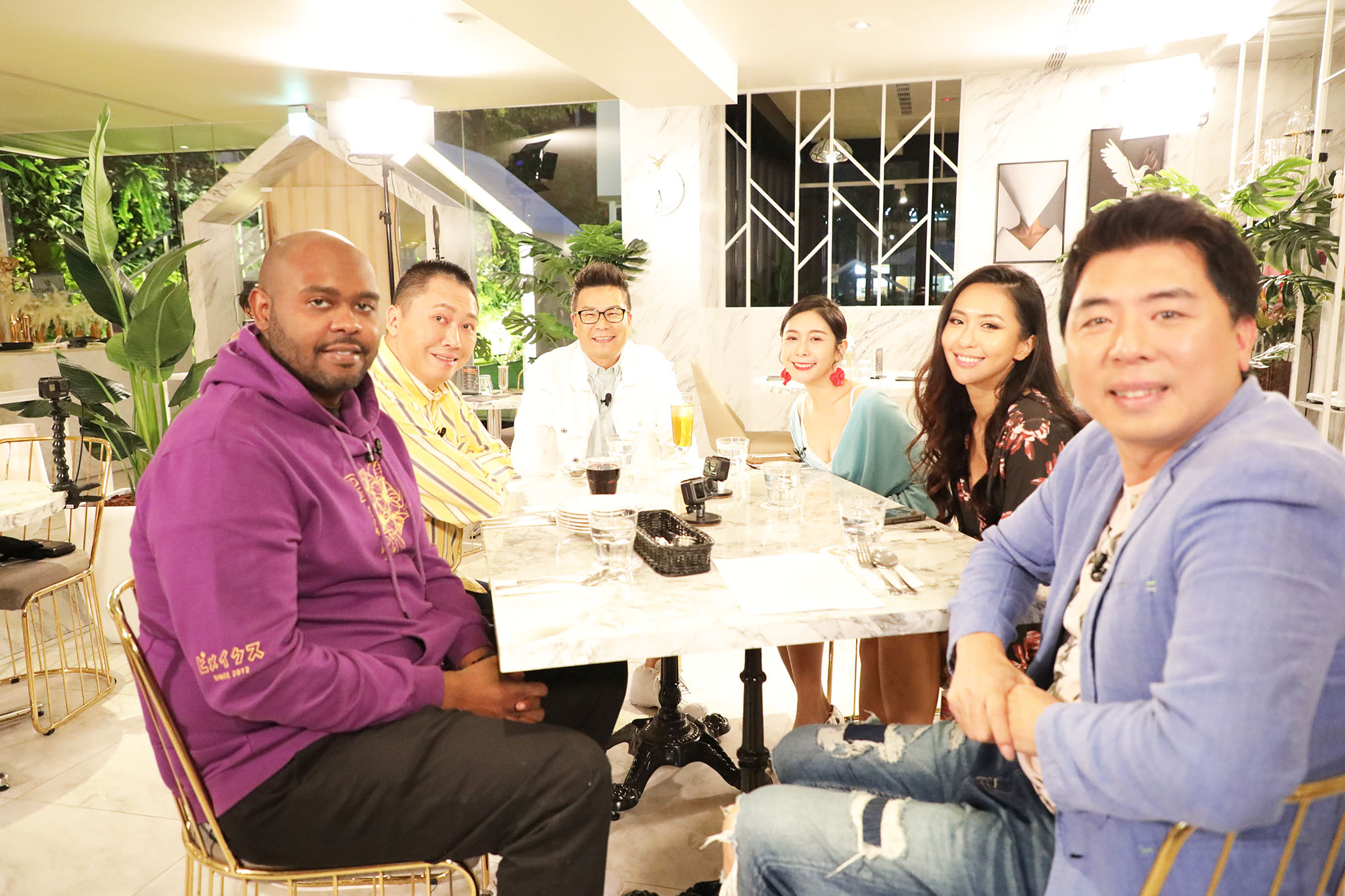 《歡迎光琳》邀請藝人趙正平、梁赫群、杜力、薔薔齊聚一堂吃飯聊天，回憶自己喝醉酒後的誇張糗事。（緯來提供）