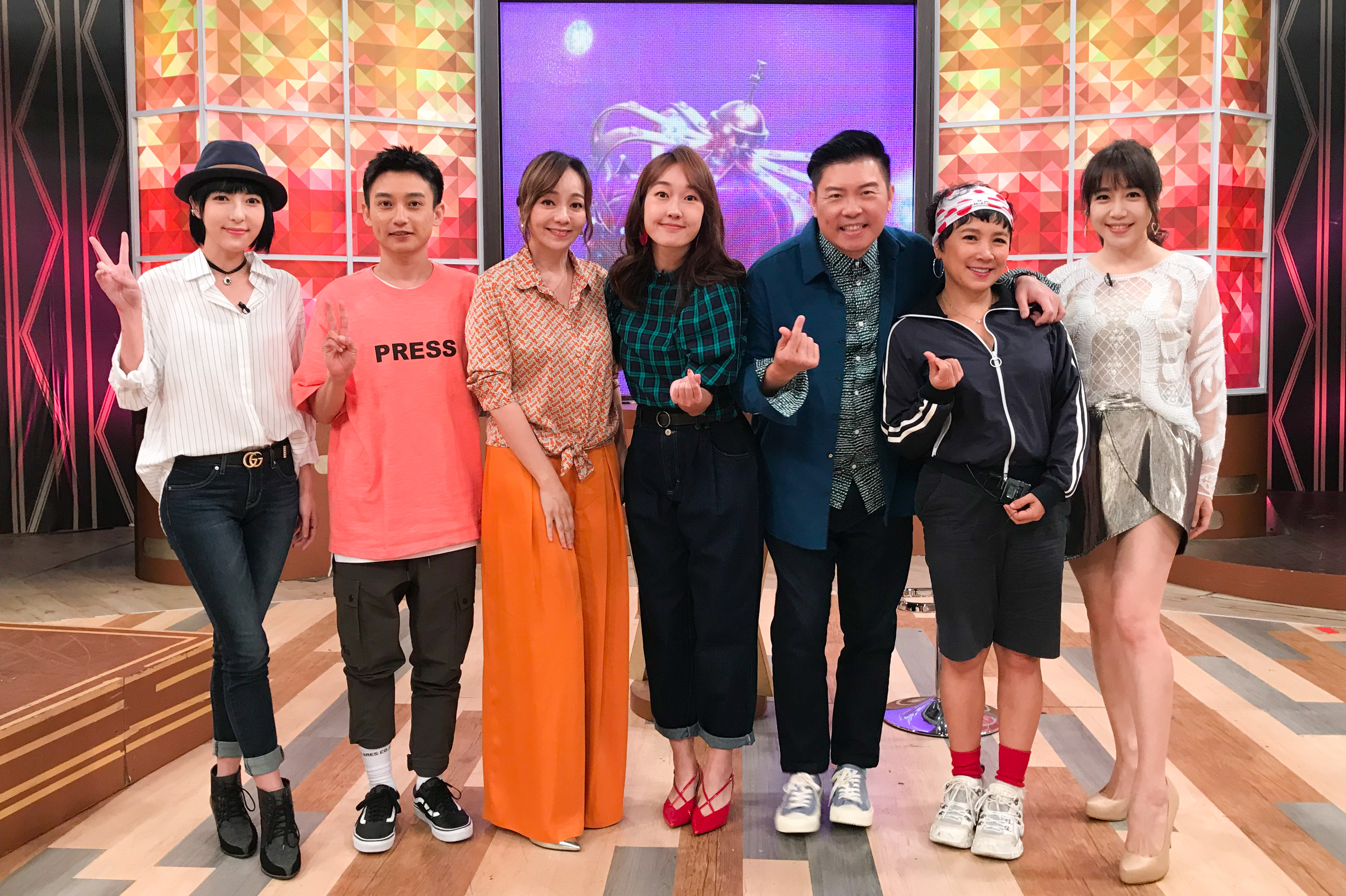 《一袋女王》日前邀請五熊、謝麗金、季芹、佩佩及Eason上節目分享自己曾遭遇過意想不到的特殊經歷。(衛視提供)