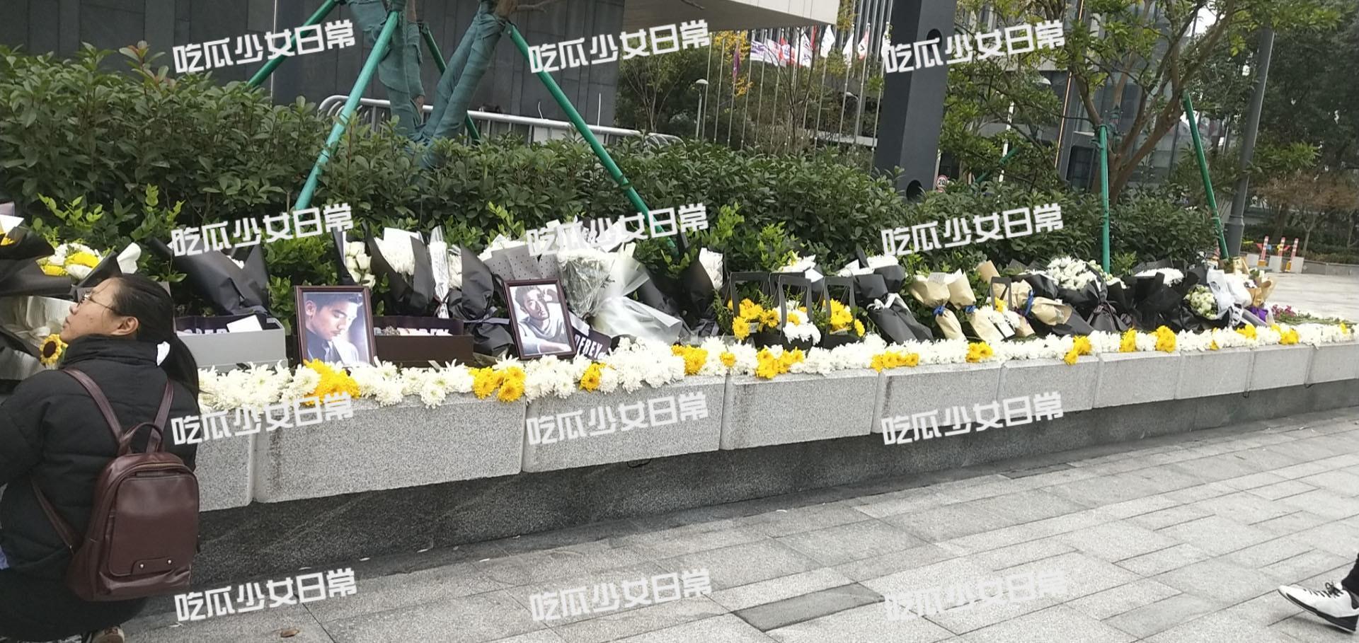 在高以翔倒下的花壇上布滿鮮花。(百度百家號吃瓜少女日常提供)