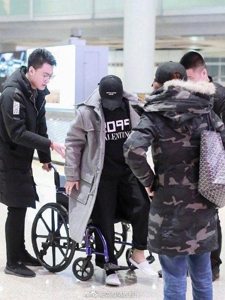 李汶翰因受傷，連從站起來都需要有人攙扶。（翻攝自微博）