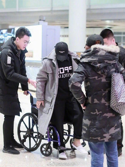 李汶翰因受傷，連從站起來都需要有人攙扶。（翻攝自微博）