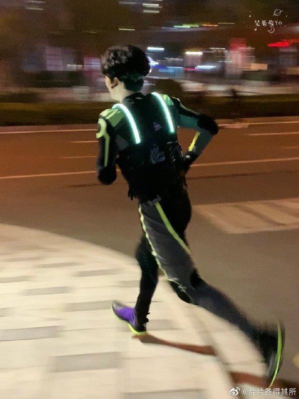 李汶翰昨日也參與《追我吧》的錄製。（翻攝自微博）