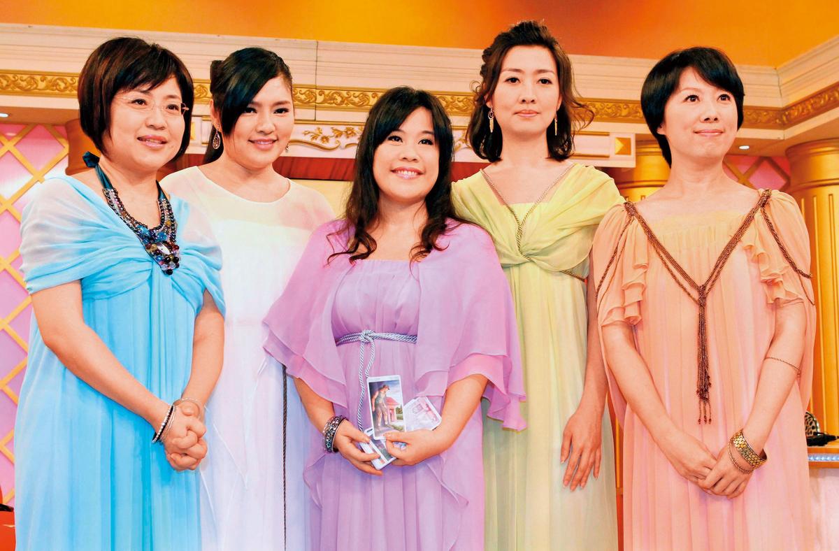 黃寶靈（左3）過去是于美人節目的常客，如今滯留日本要求友人資助，實已強人所難。