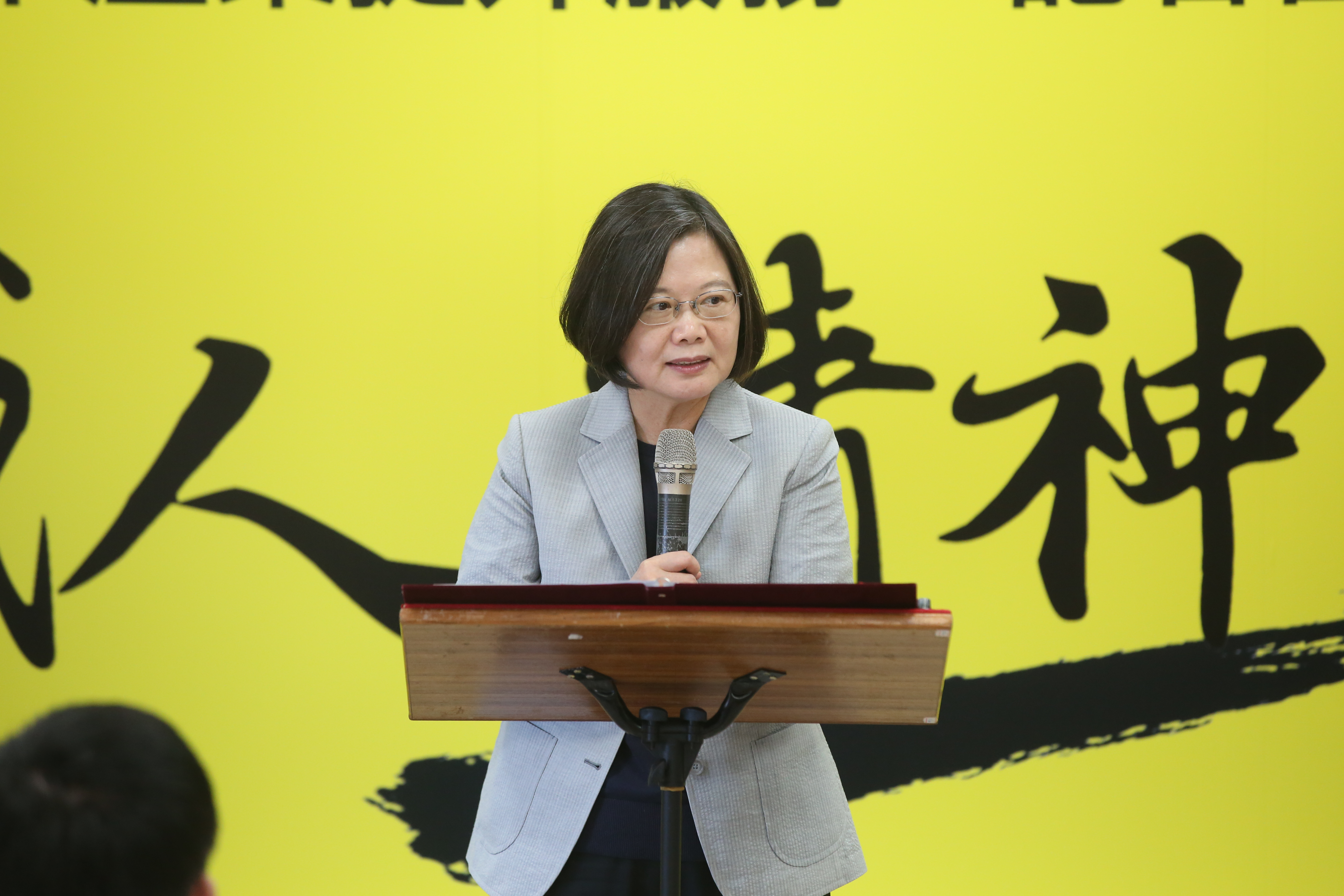 對於行政院長蘇貞昌遭張善政「詛咒」一事，總統蔡英文回應強調，選舉時刻要謹言慎行，「心存善念、口說善言，才會有善政。」