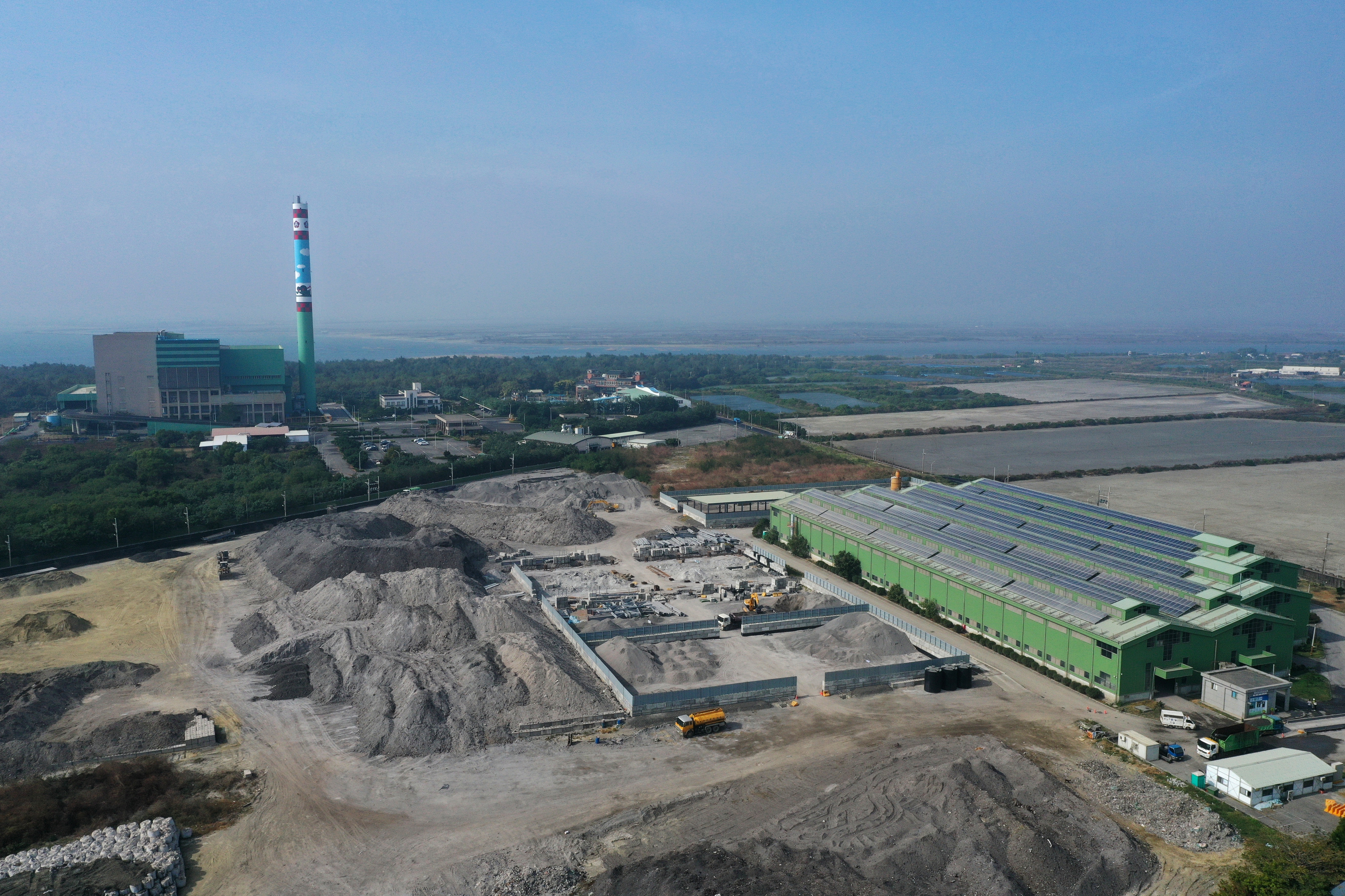 台南市政府環保局的「城西焚化底渣處理廠」整體評鑑獲最高等的「優等」榮譽，同時也獲得「底渣再利用最佳規劃特別獎」。