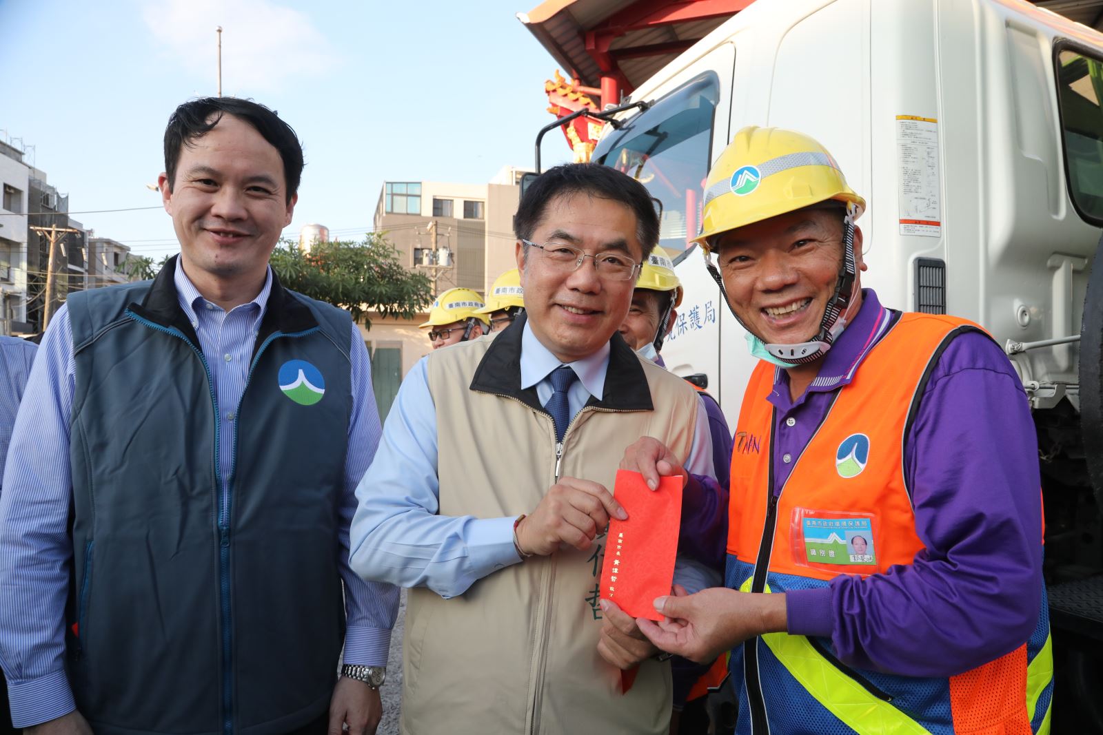 環保局長林淵淙(左一)是否受到壓力而驗收放水,是檢方調查重點。(環保局官網)