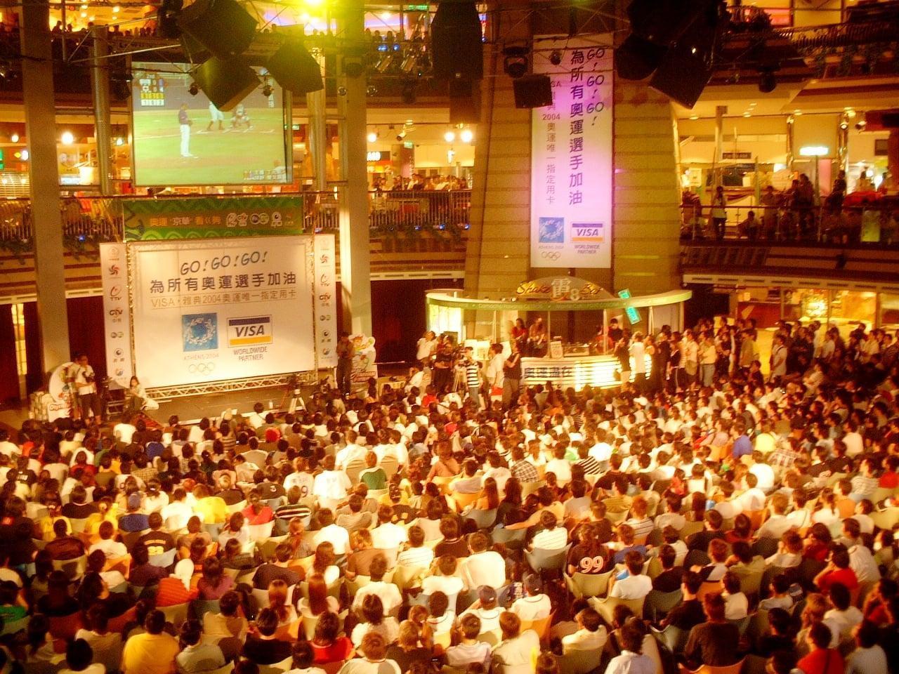 京華城月底將黯然熄燈，在網路上引來不少民眾留言、感念。圖為2004奧運轉播活動。（翻攝自京華城FB）
