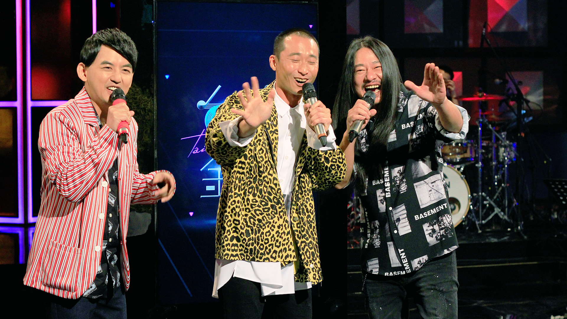 黃子佼一來上節目，頓時差點把客場變主場，把主持棒接過來自己做。（公視提供）