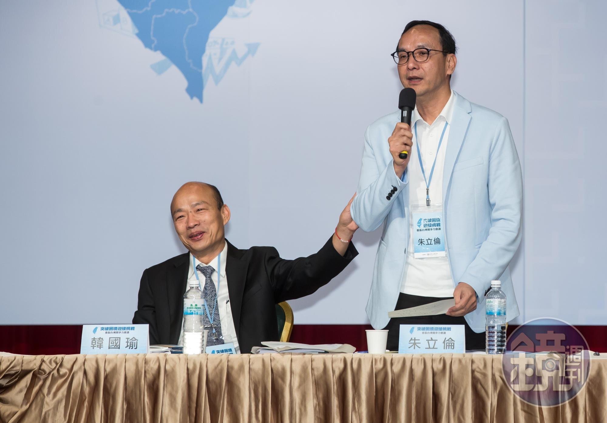 朱立倫（右）今日南下高雄輔選拜票，被問韓國瑜坦言「不得不選」的敏感問題，朱面帶微笑回應，「我是不得已不能選。」圖為本刊資料照。