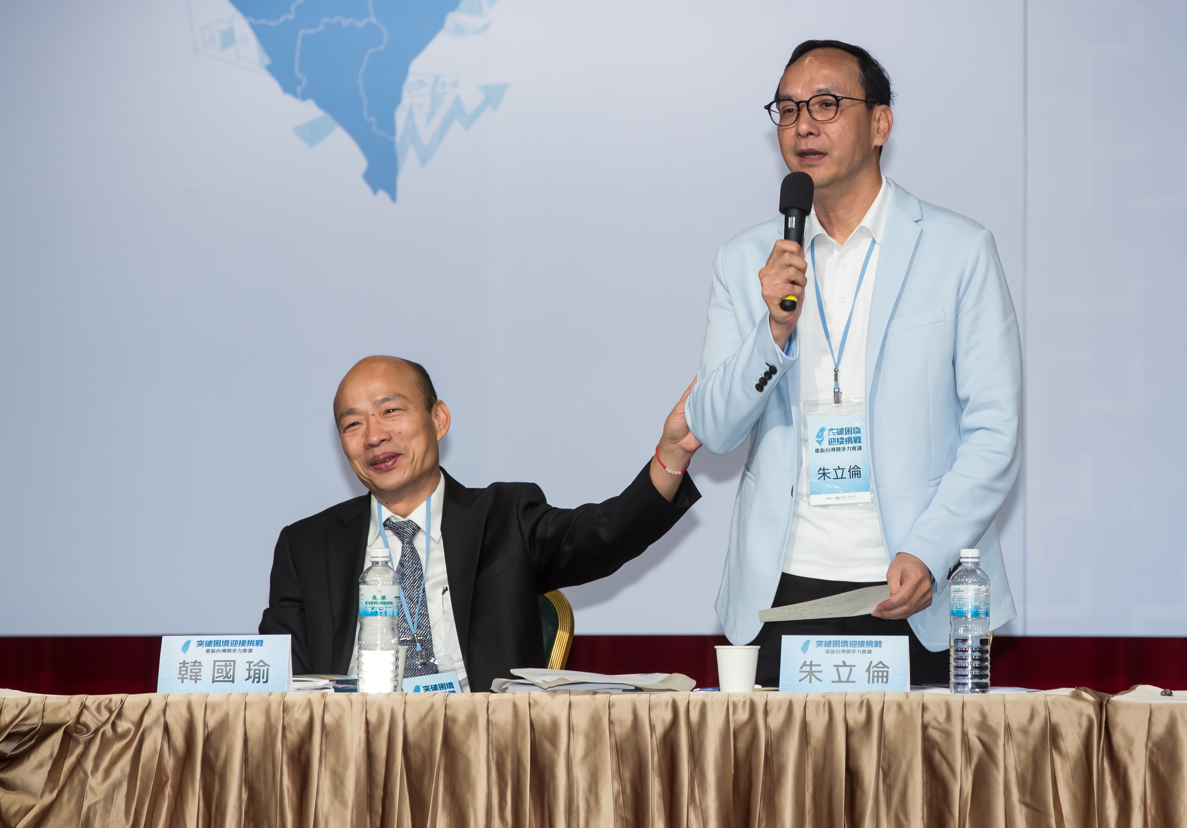 朱立倫（右）今日南下高雄輔選拜票，被問韓國瑜坦言「不得不選」的敏感問題，朱面帶微笑回應，「我是不得已不能選。」圖為本刊資料照。