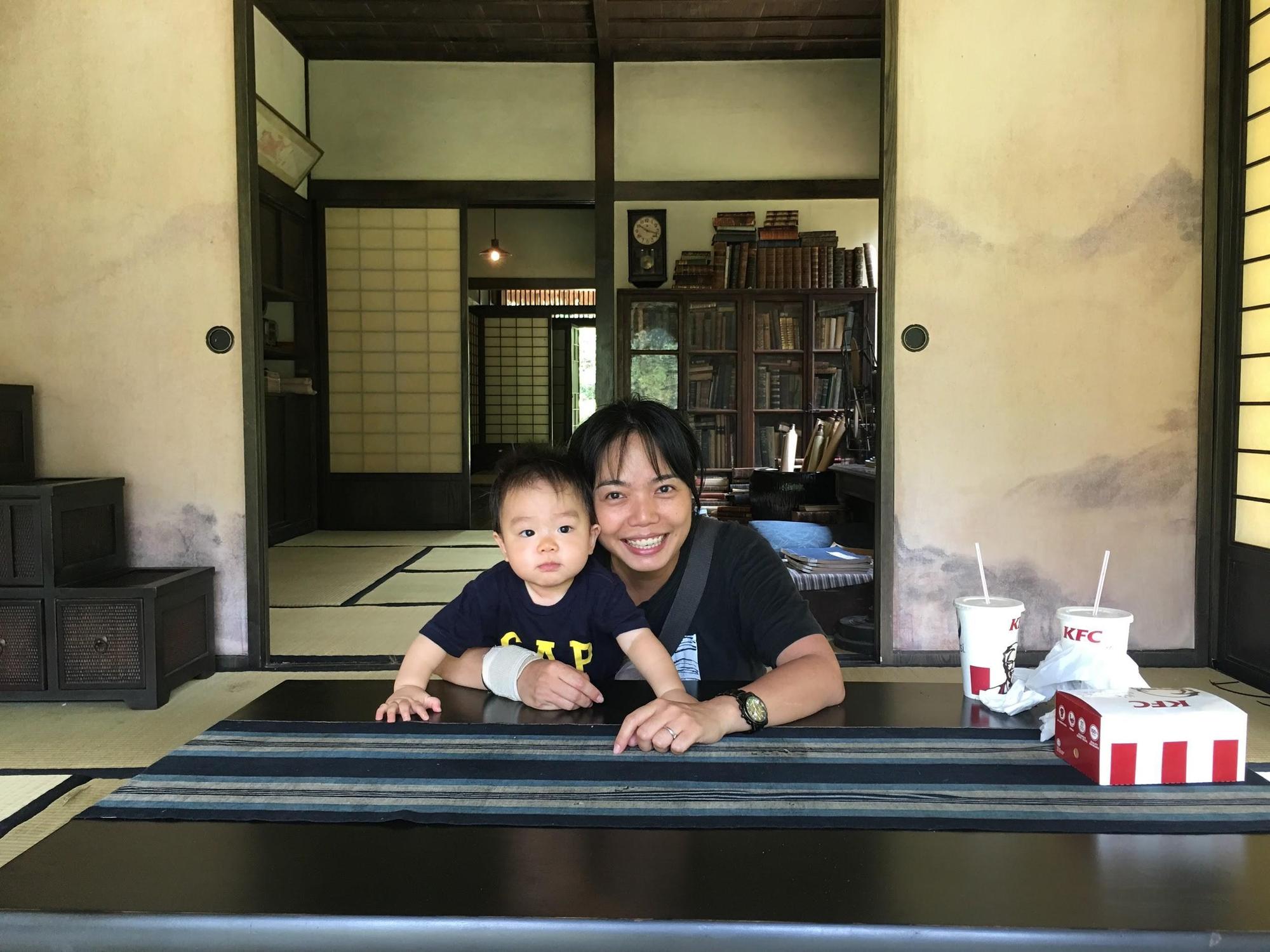 美術指導蔡珮玲帶著當時八個月大的兒子前往馬來西亞拍攝《夕霧花園》。（蔡珮玲提供）